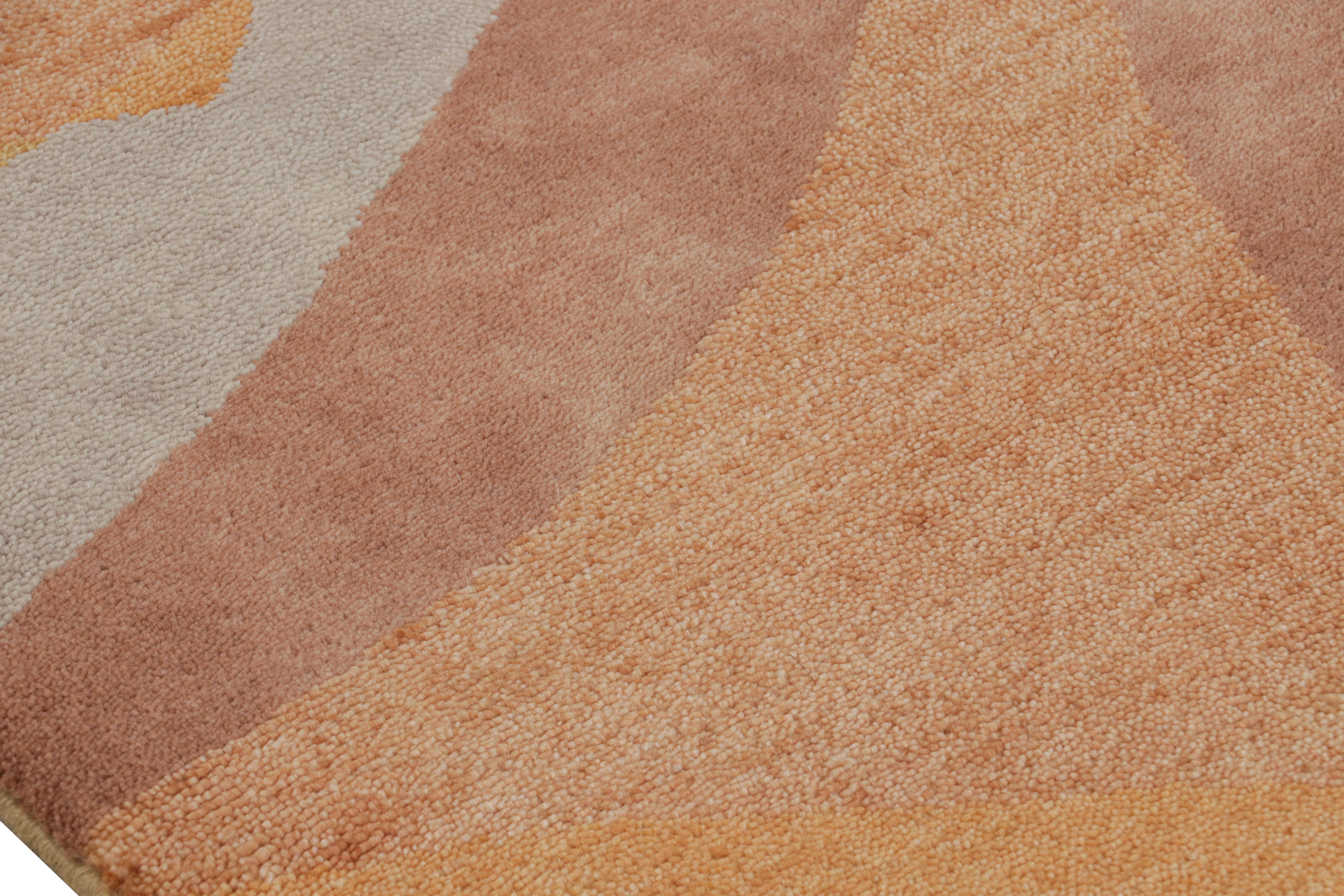 Rug & Kilim è un tappeto in stile Mid-Century Modern in ambra-oro con motivo geometrico In condizioni Nuovo in vendita a Long Island City, NY