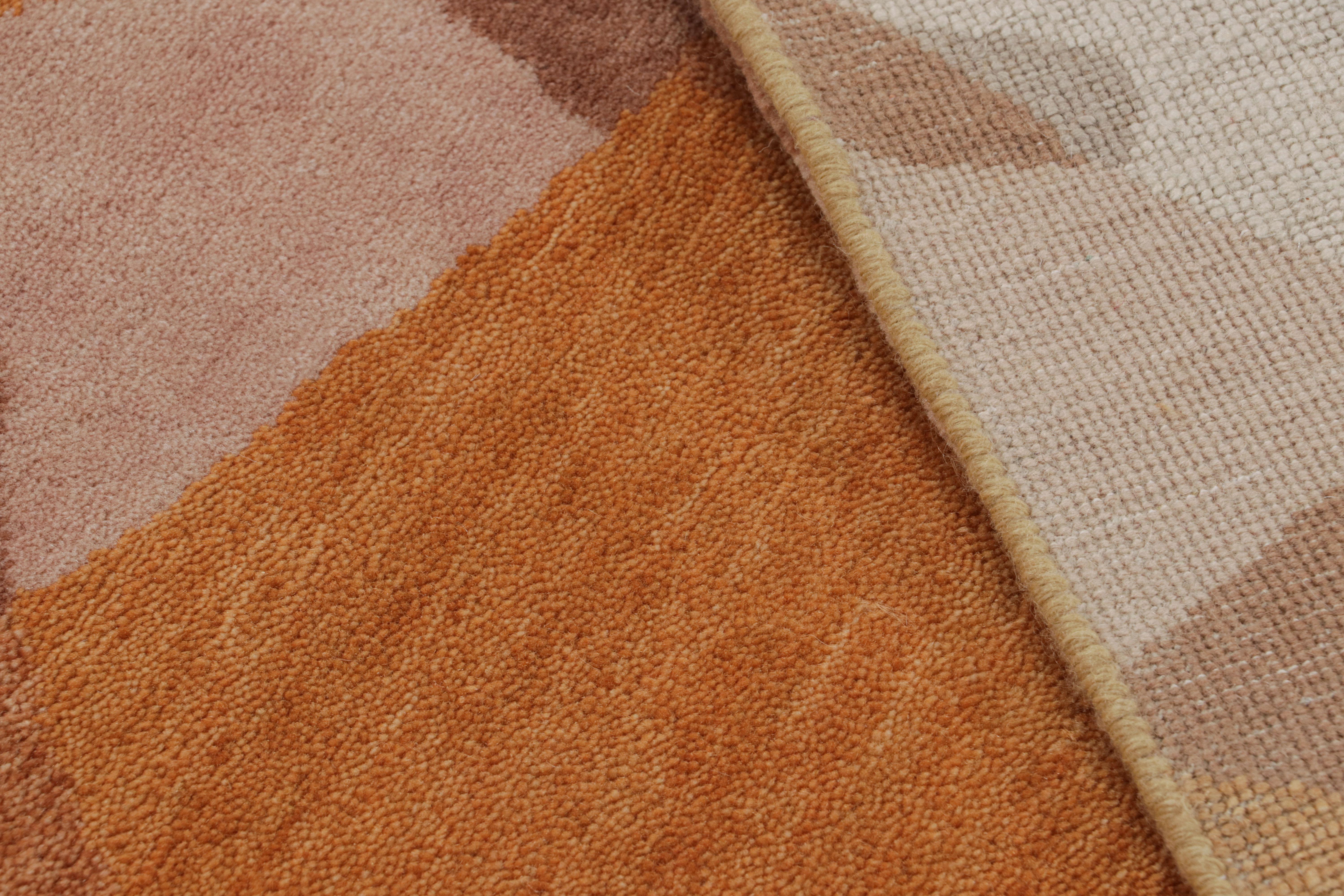 XXI secolo e contemporaneo Rug & Kilim è un tappeto in stile Mid-Century Modern in ambra-oro con motivo geometrico in vendita