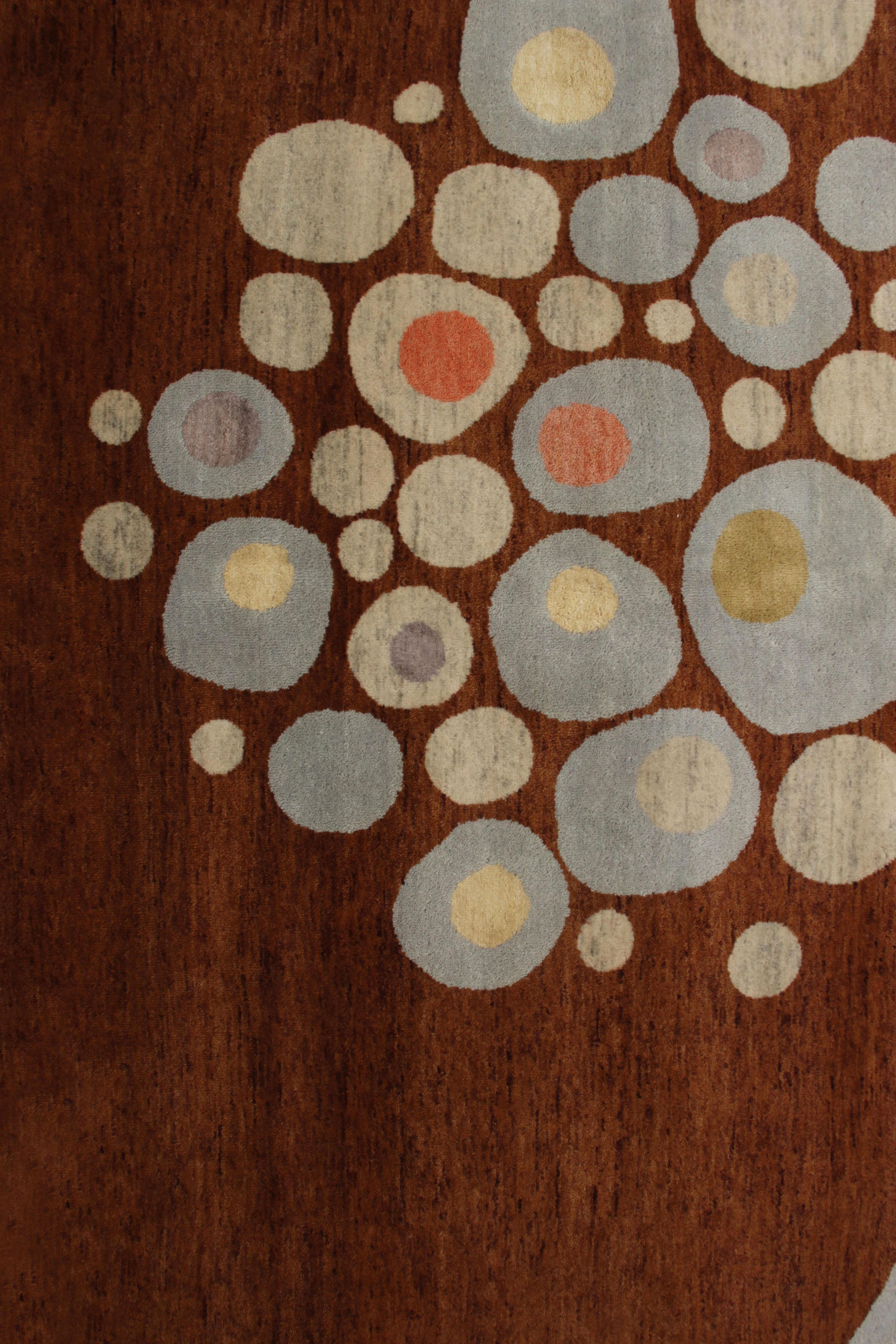 Annodato a mano Rug & Kilim è un tappeto in stile Mid-Century Modern con un motivo geometrico blu e marrone in vendita