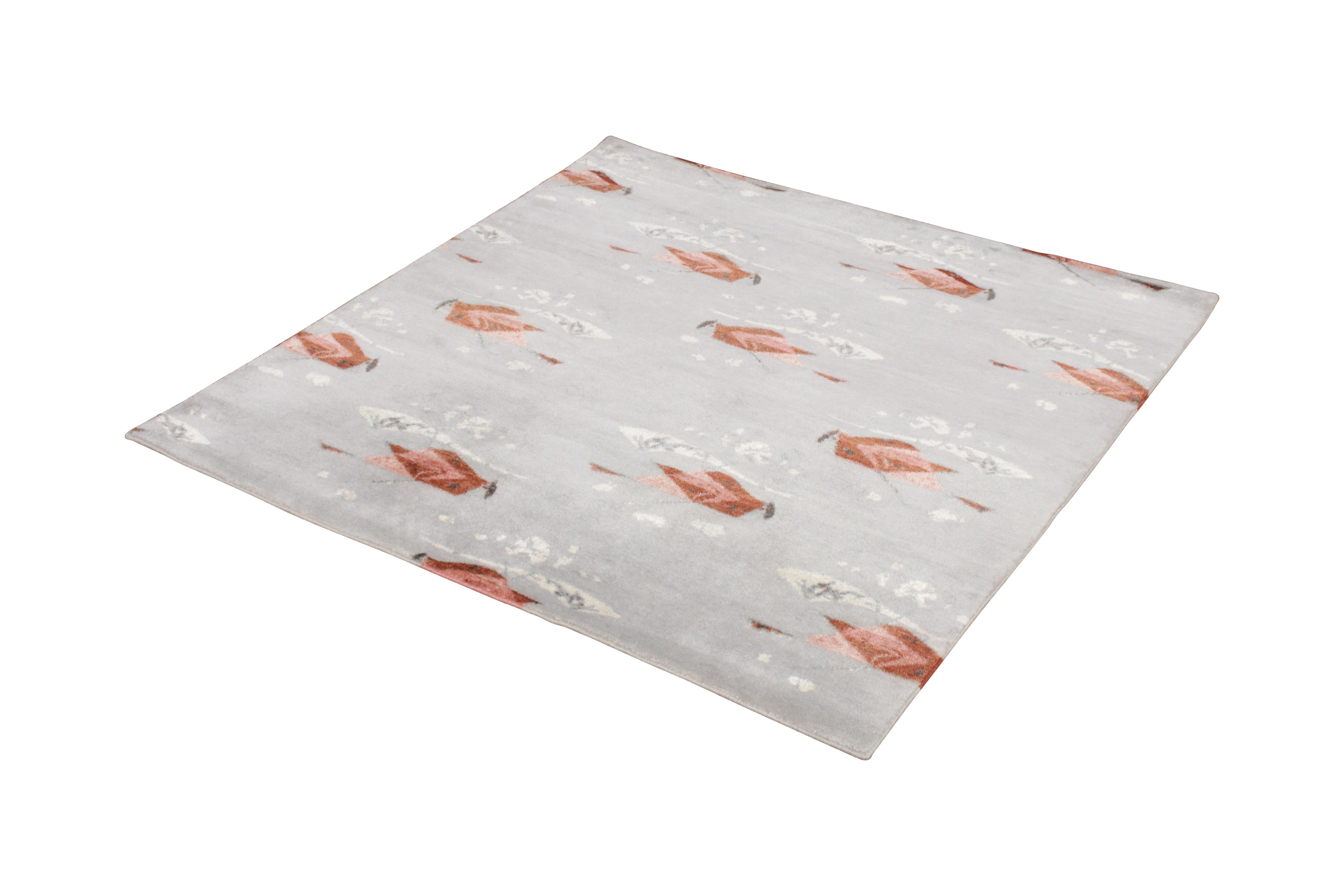 Dieser handgeknüpfte Teppich aus Wolle und natürlicher Seide im Format 4×4 ist eine neue Ergänzung der Mid-Century Modern Teppichkollektion von Rug & Kilim. Diese Collection'S ist die erste große Darstellung der verschiedenen postmodernen Stile der