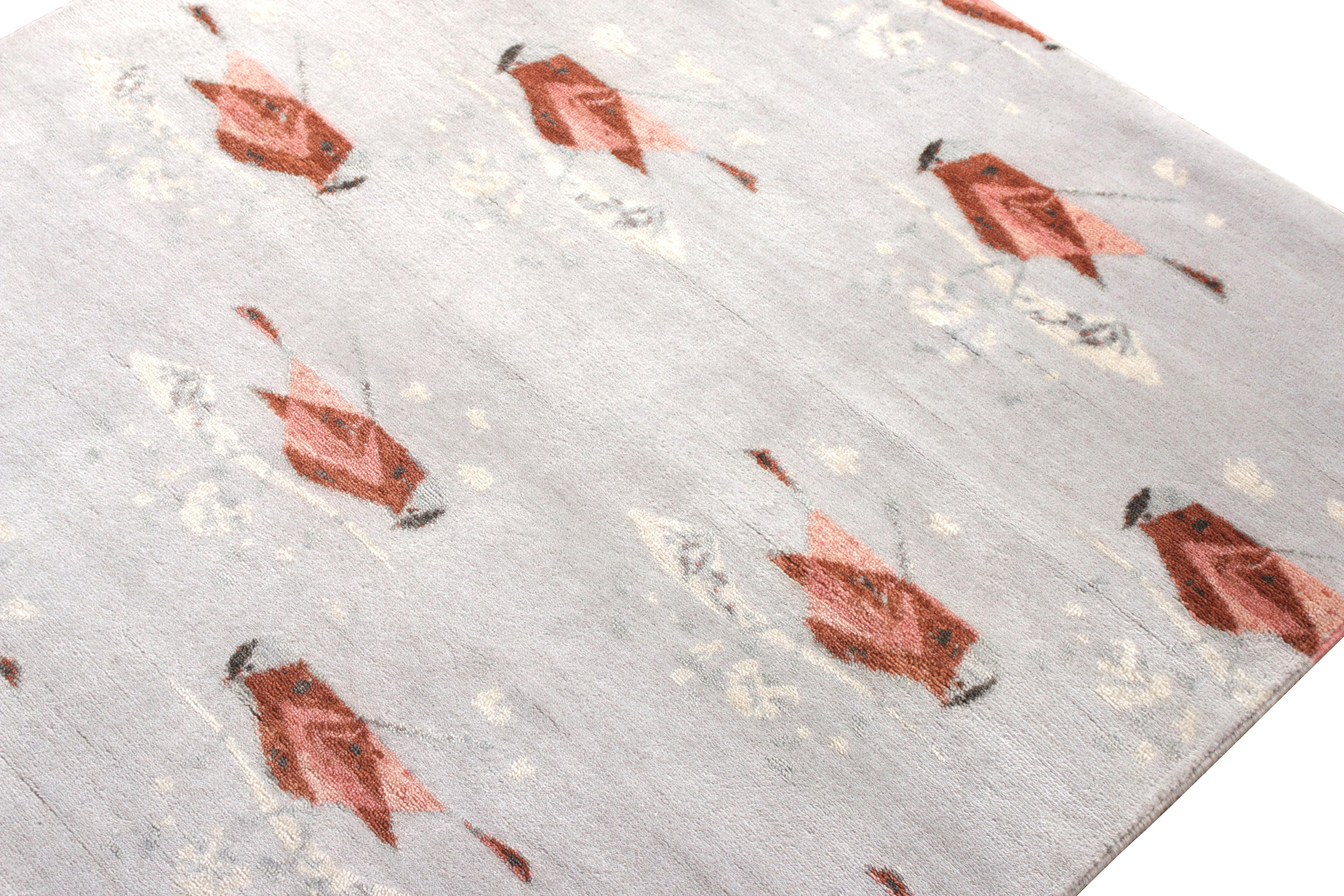 Rug & Kilim's Mid-Century Modern Style Teppich in Grau-Rot mit Bildmuster (Moderne der Mitte des Jahrhunderts) im Angebot