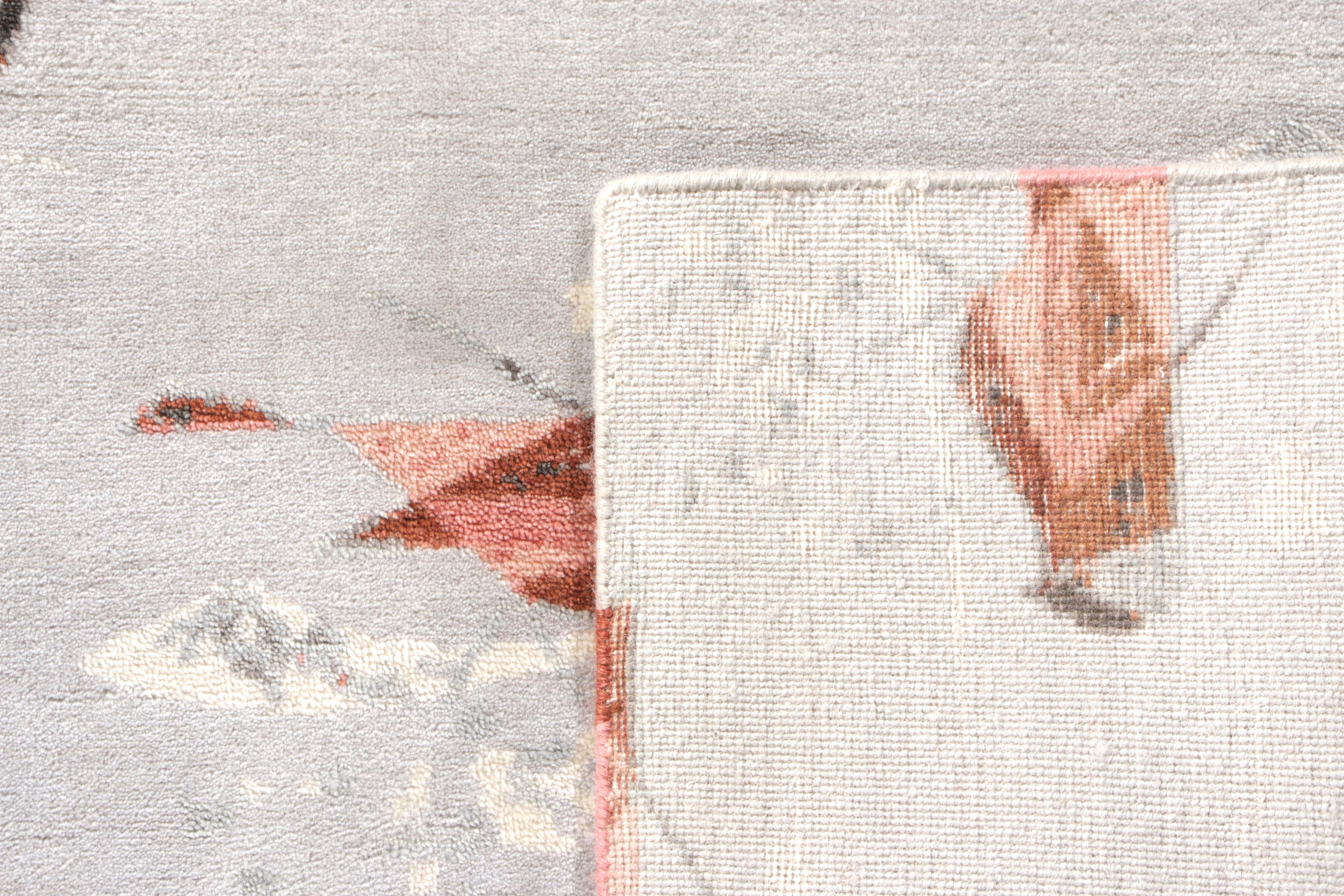 Rug & Kilim's Mid-Century Modern Style Teppich in Grau-Rot mit Bildmuster (Handgefertigt) im Angebot