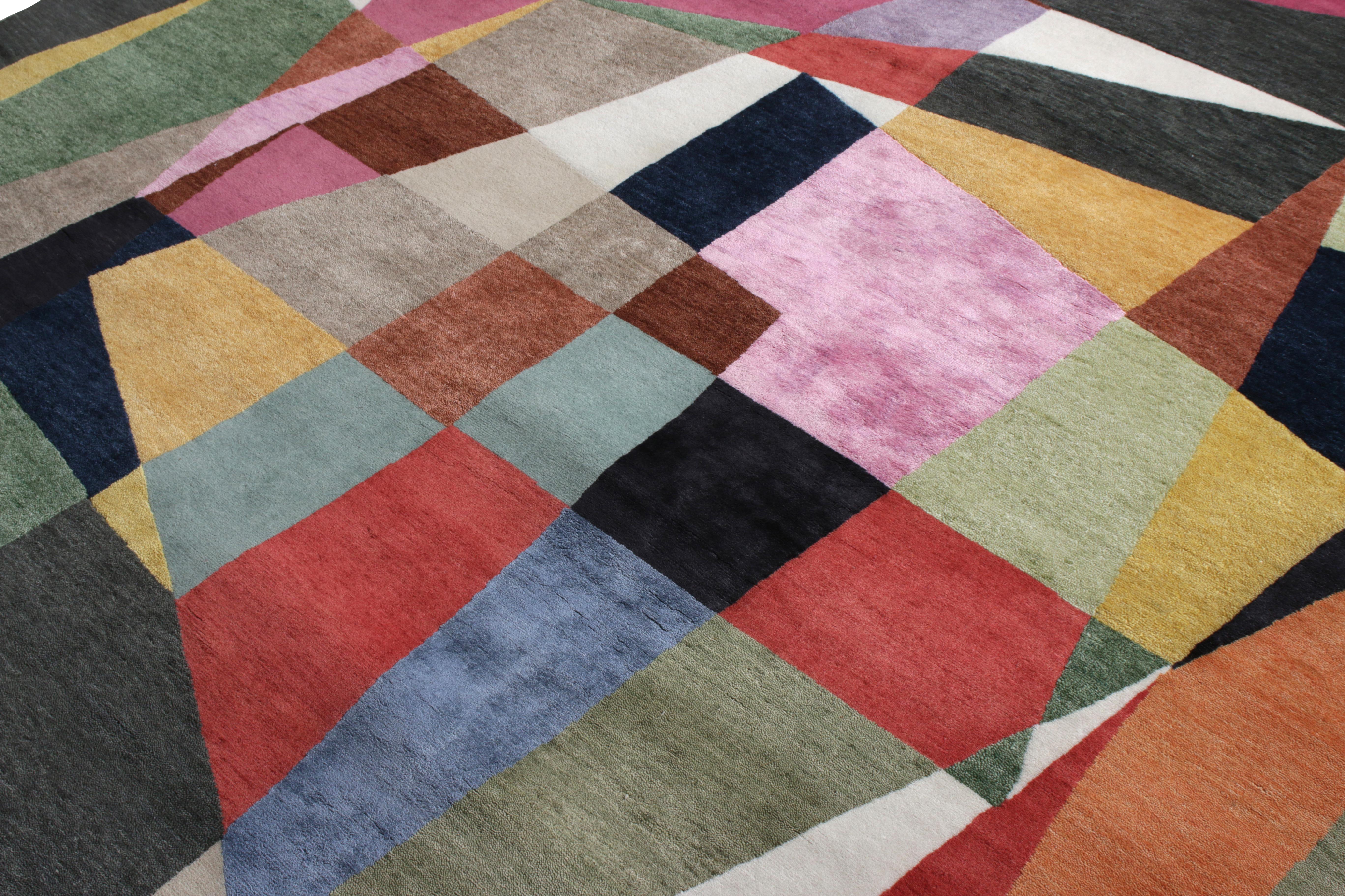 Rug & Kilim's Mid-Century Modern Style Teppich mit geometrischem Muster in mehreren Farben (Indisch) im Angebot