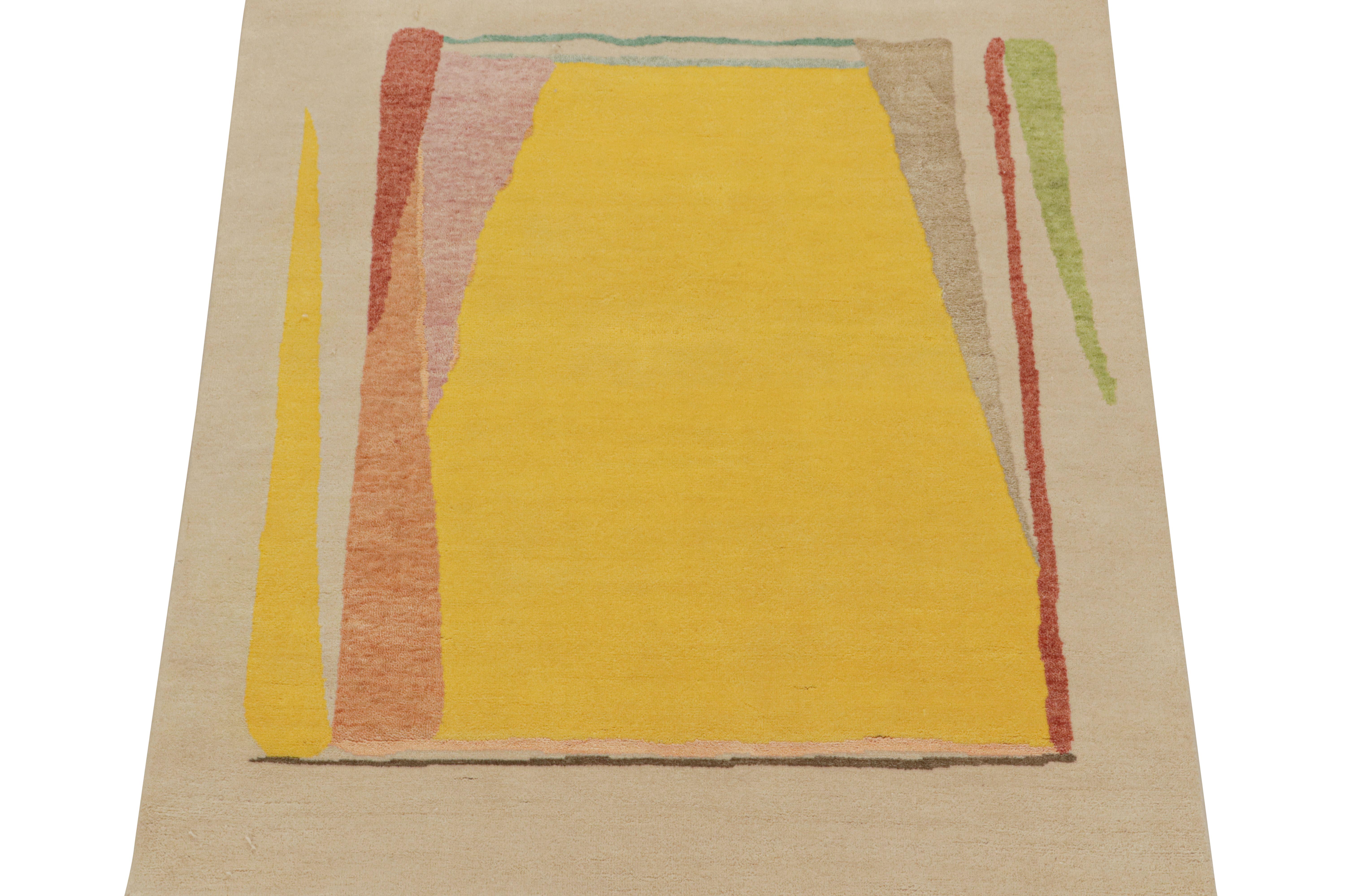 Un tappeto 4x4 Mid-Century Modern della collezione Rug & Kilim, una rivisitazione degli audaci stili artistici postmoderni degli anni Cinquanta. 

Annodato a mano in lana, cotone e seta, questo disegno evoca uno stile pittorico in giallo, rosso e