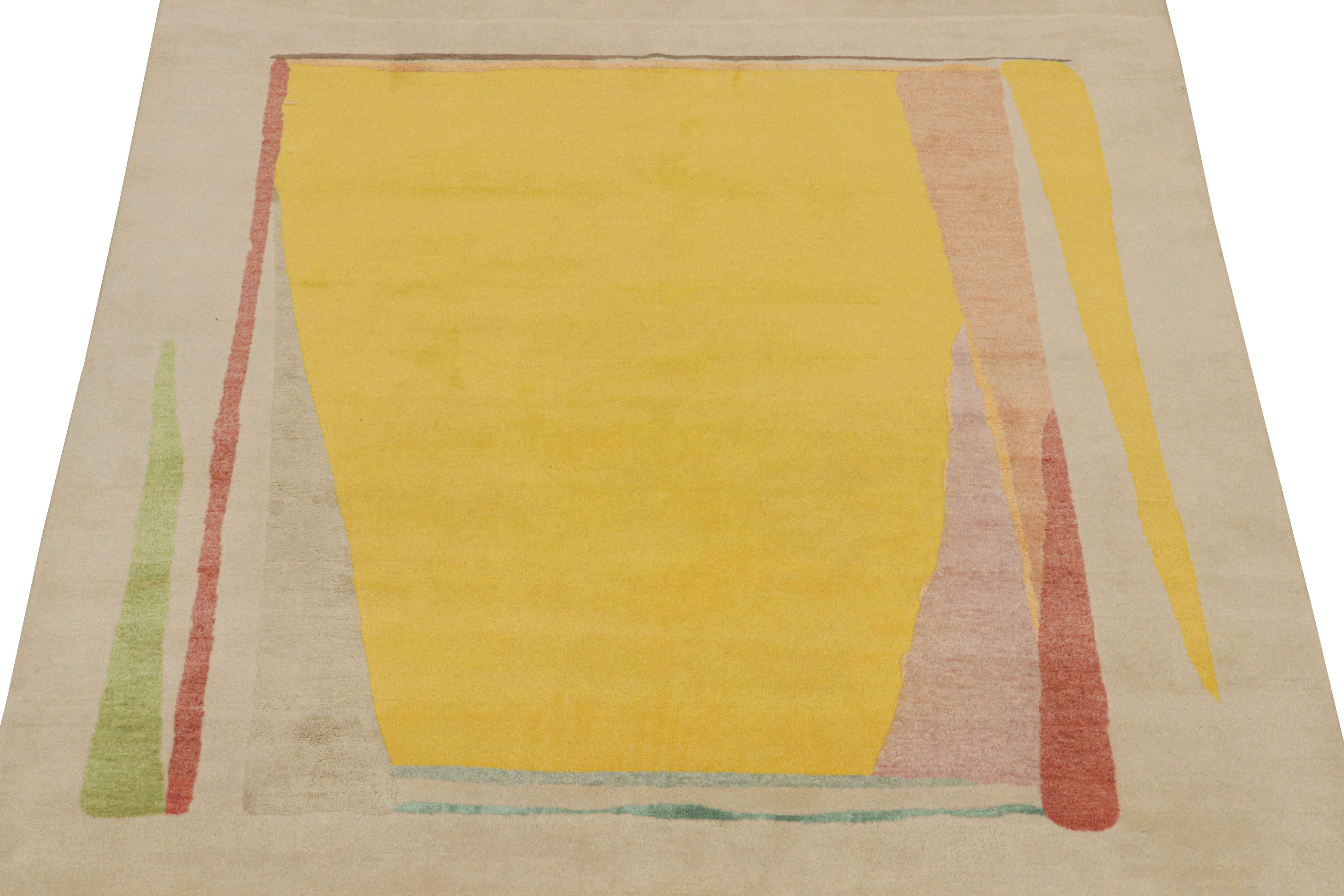 Rug & Kilim's Mid-Century Modern Style Teppich in polychromen Mustern auf Beige (Moderne der Mitte des Jahrhunderts) im Angebot