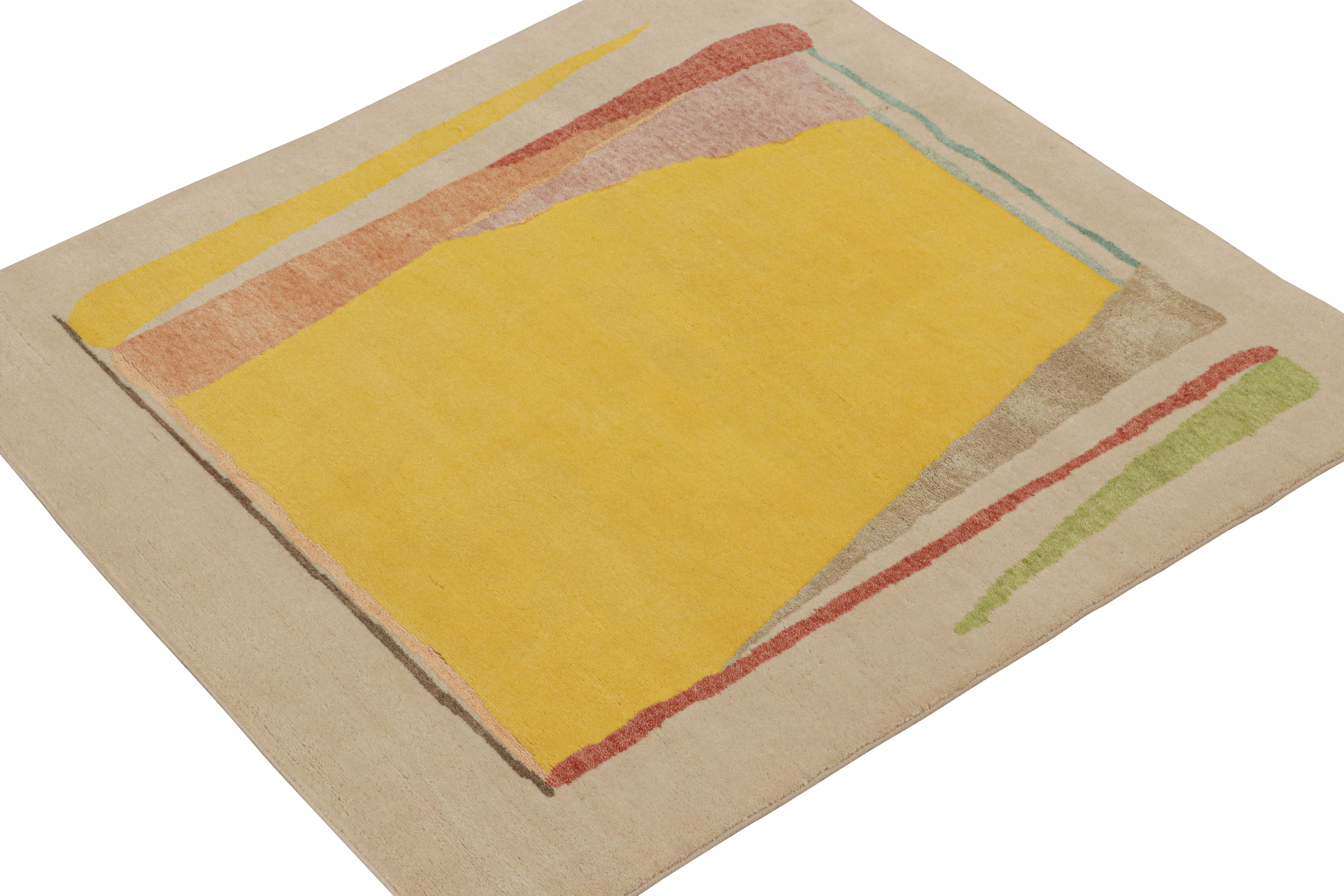 Mid-Century moderno Rug & Kilim è un tappeto in stile Mid-Century Modern con motivi policromatici su sfondo beige. in vendita