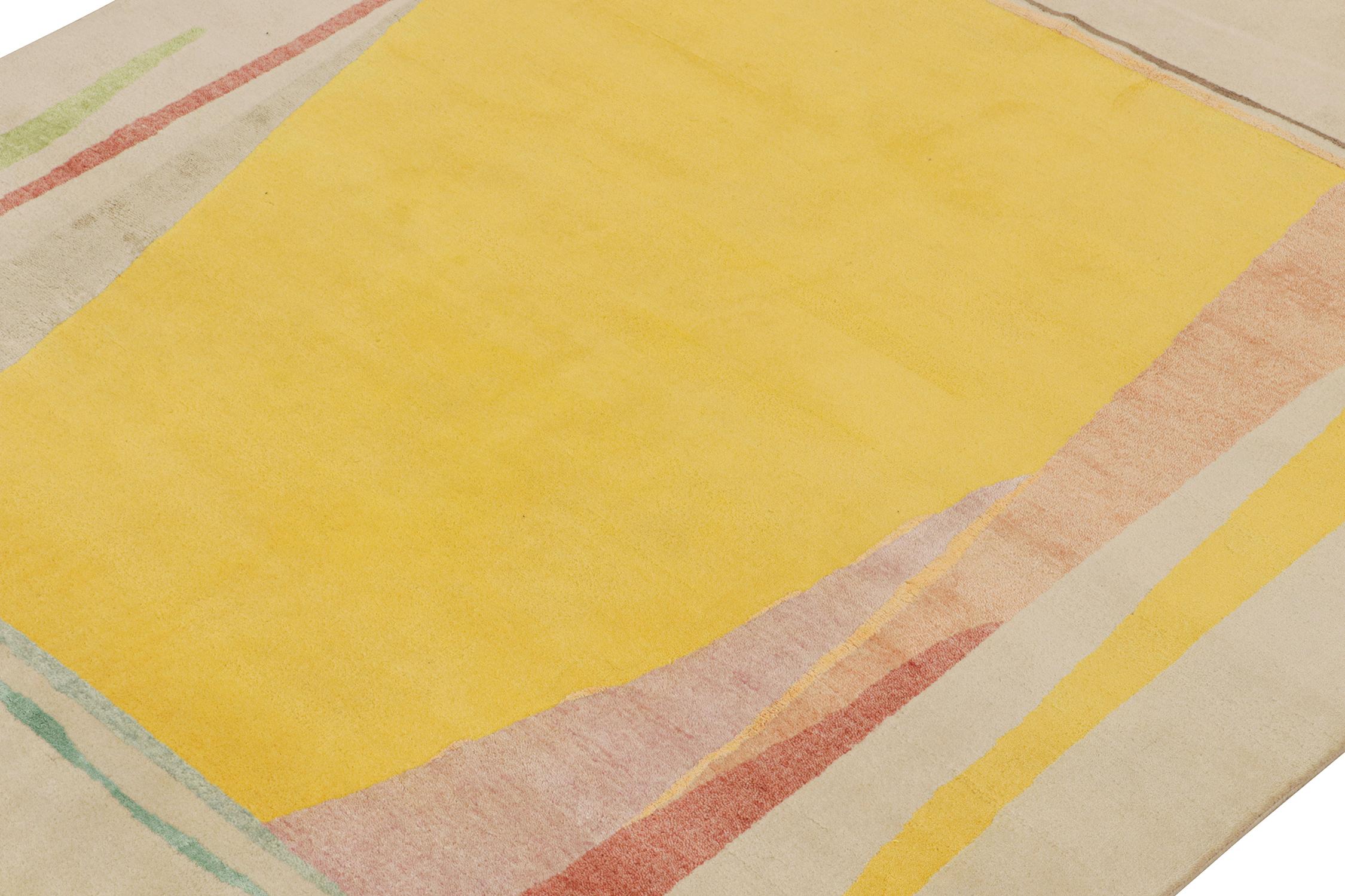 Rug & Kilim's Mid-Century Modern Style Teppich in polychromen Mustern auf Beige (Indisch) im Angebot