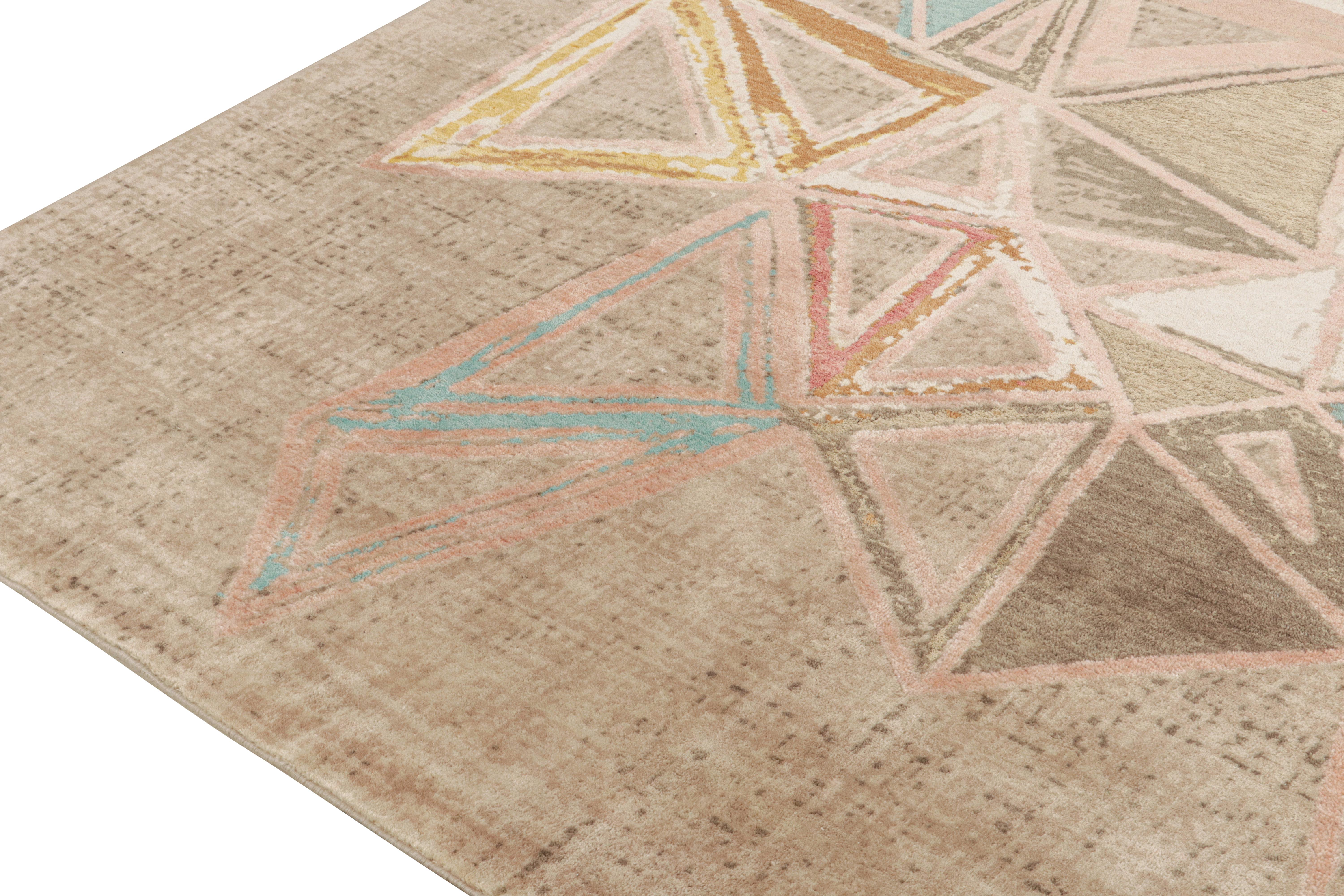 Indiano Tappeto in stile Mid-Century Modern di Rug & Kilim con motivi policromatici su beige in vendita