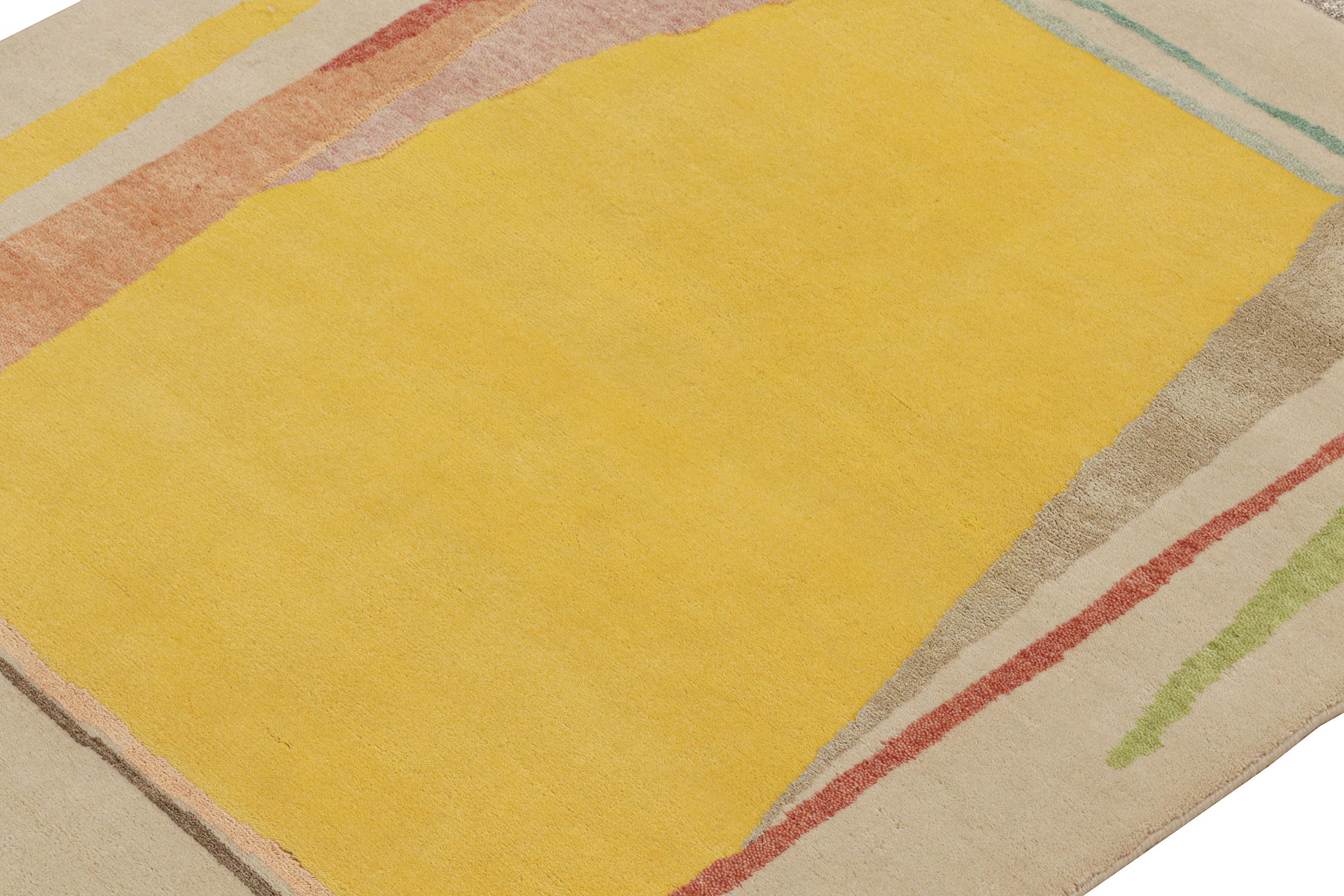 Indiano Rug & Kilim è un tappeto in stile Mid-Century Modern con motivi policromatici su sfondo beige. in vendita