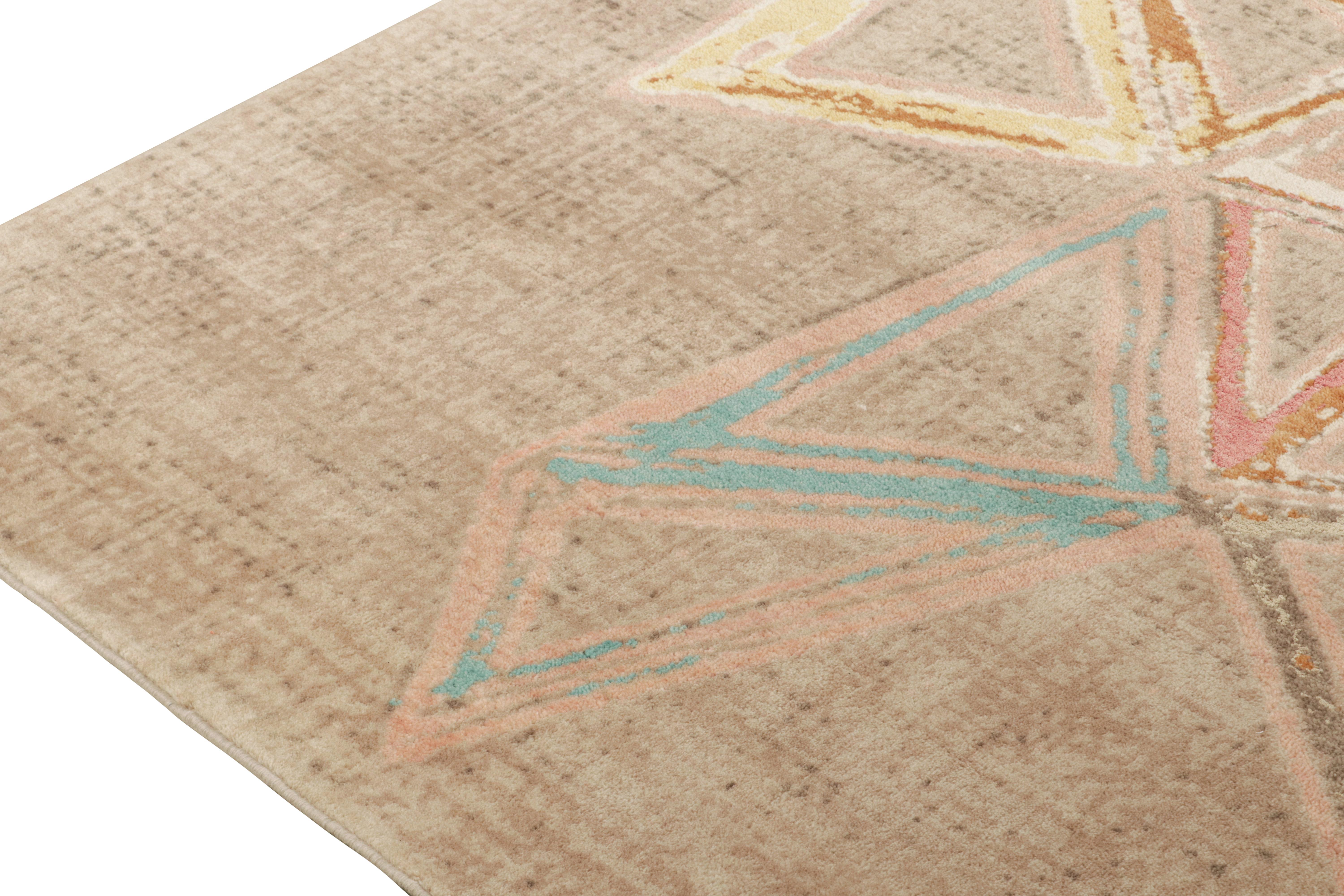 Annodato a mano Rug & Kilim è un tappeto in stile Mid-Century Modern con motivi policromatici su sfondo beige. in vendita