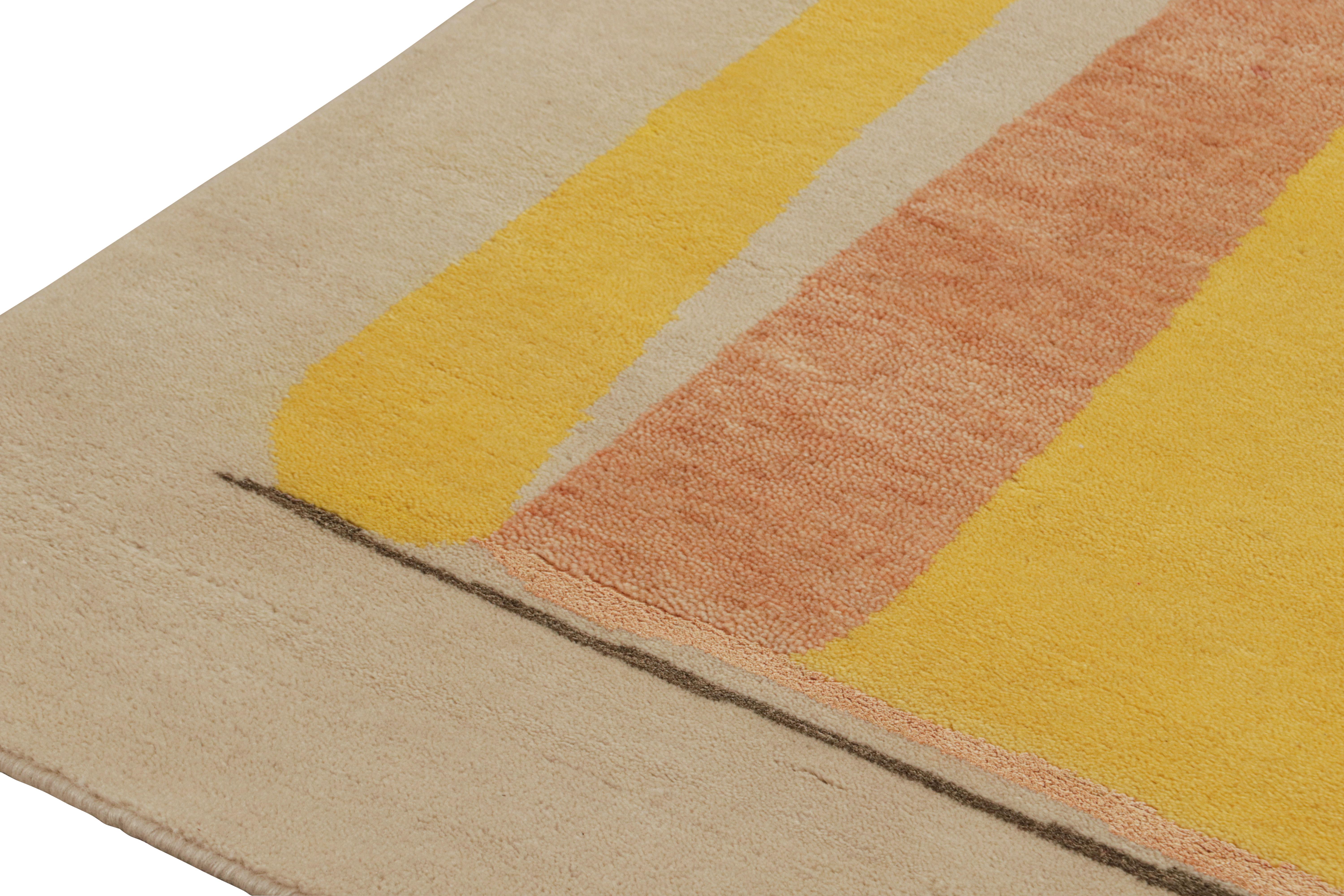 Annodato a mano Rug & Kilim è un tappeto in stile Mid-Century Modern con motivi policromatici su sfondo beige. in vendita