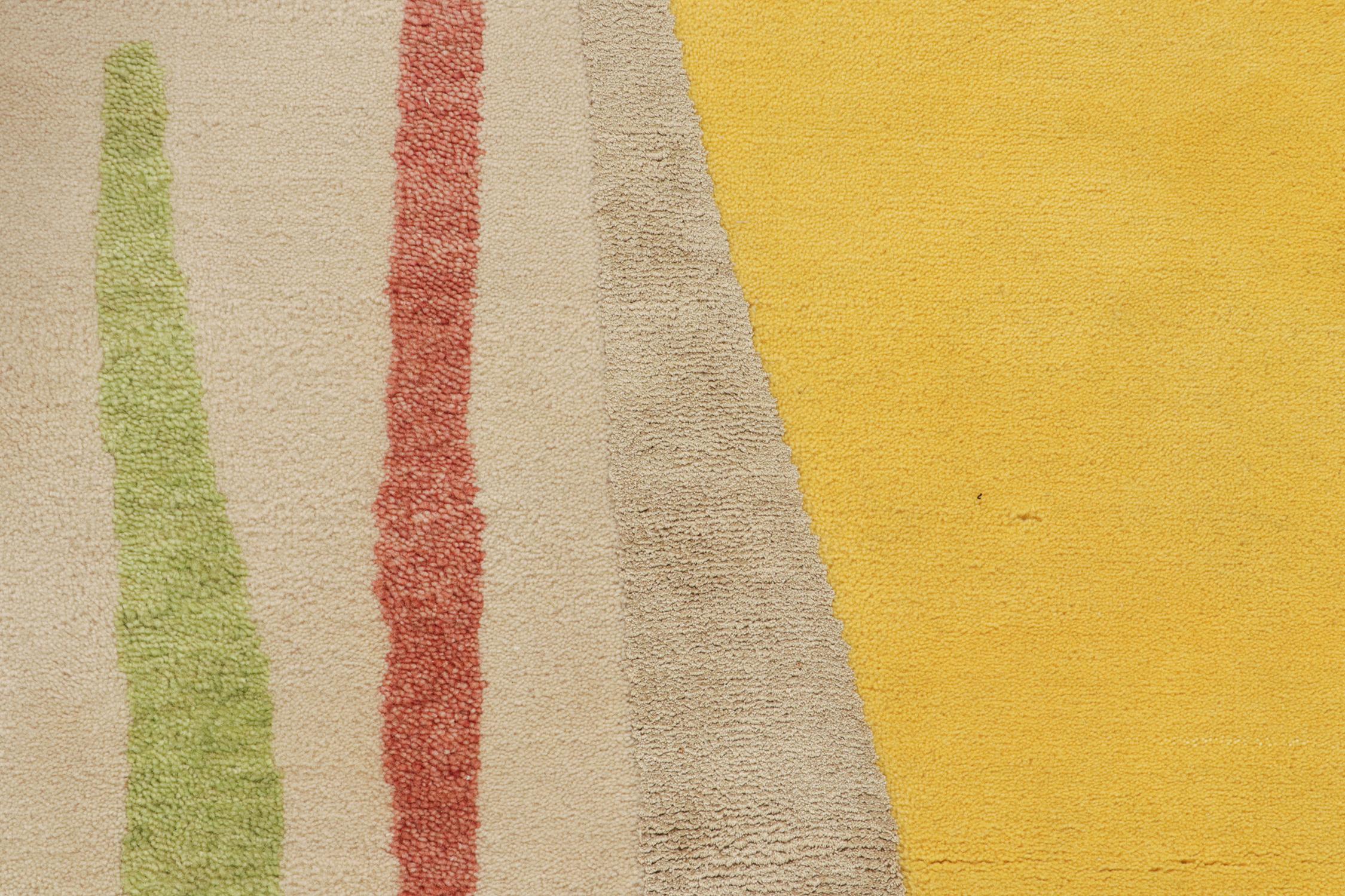 Rug & Kilim's Mid-Century Modern Style Teppich in polychromen Mustern auf Beige im Zustand „Neu“ im Angebot in Long Island City, NY