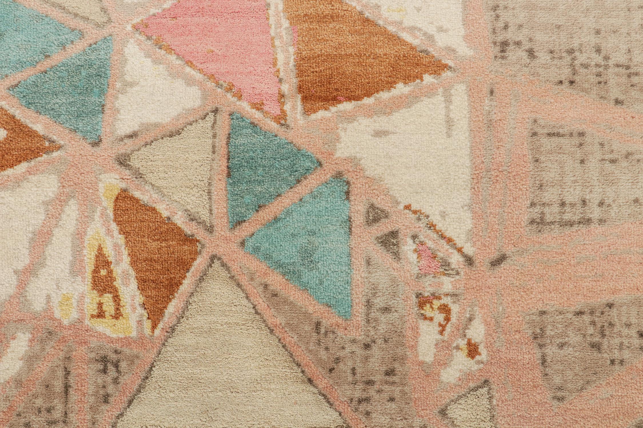 Rug & Kilim è un tappeto in stile Mid-Century Modern con motivi policromatici su sfondo beige. In condizioni Nuovo in vendita a Long Island City, NY