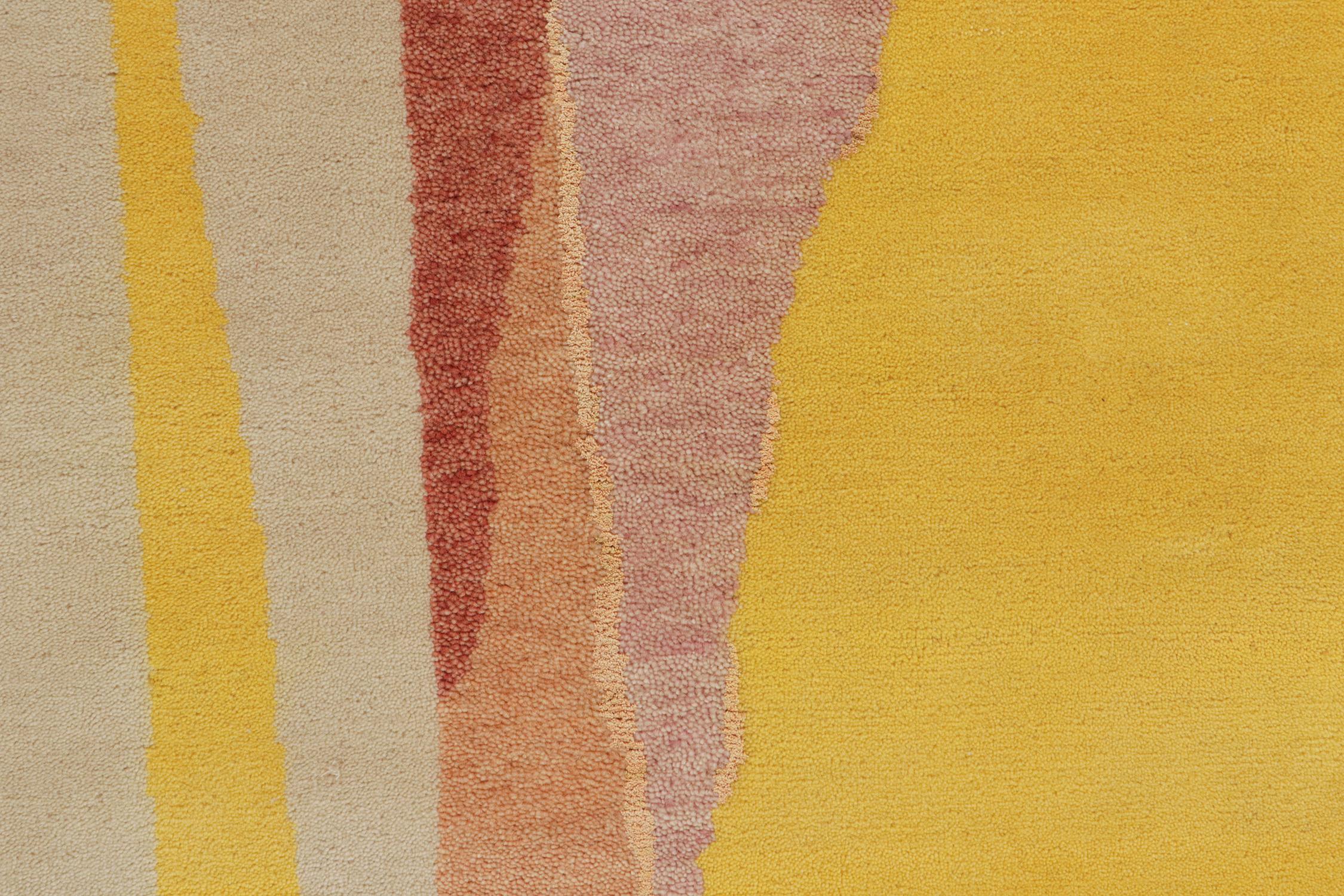 Rug & Kilim è un tappeto in stile Mid-Century Modern con motivi policromatici su sfondo beige. In condizioni Nuovo in vendita a Long Island City, NY