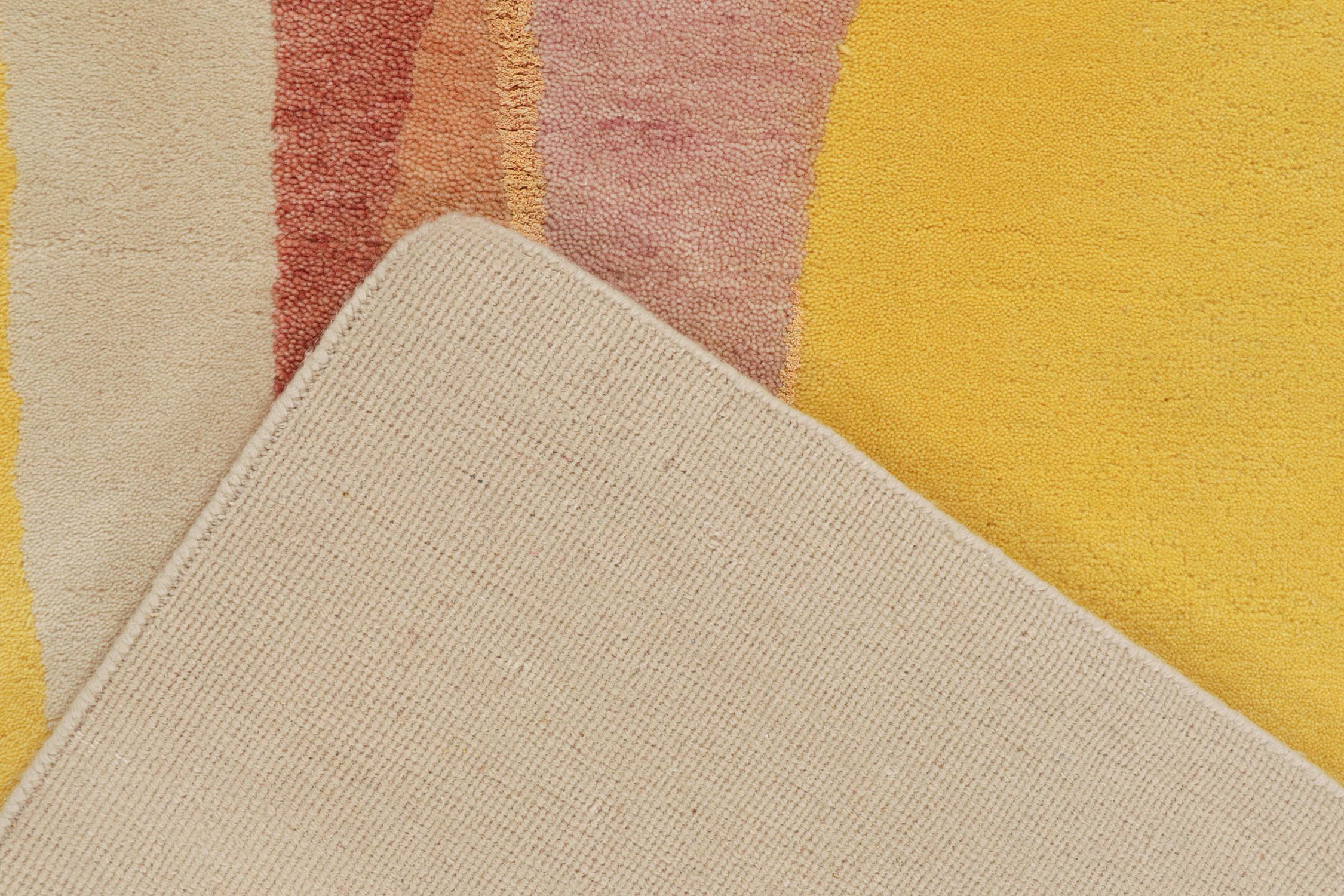 Rug & Kilim's Mid-Century Modern Style Teppich in polychromen Mustern auf Beige (21. Jahrhundert und zeitgenössisch) im Angebot
