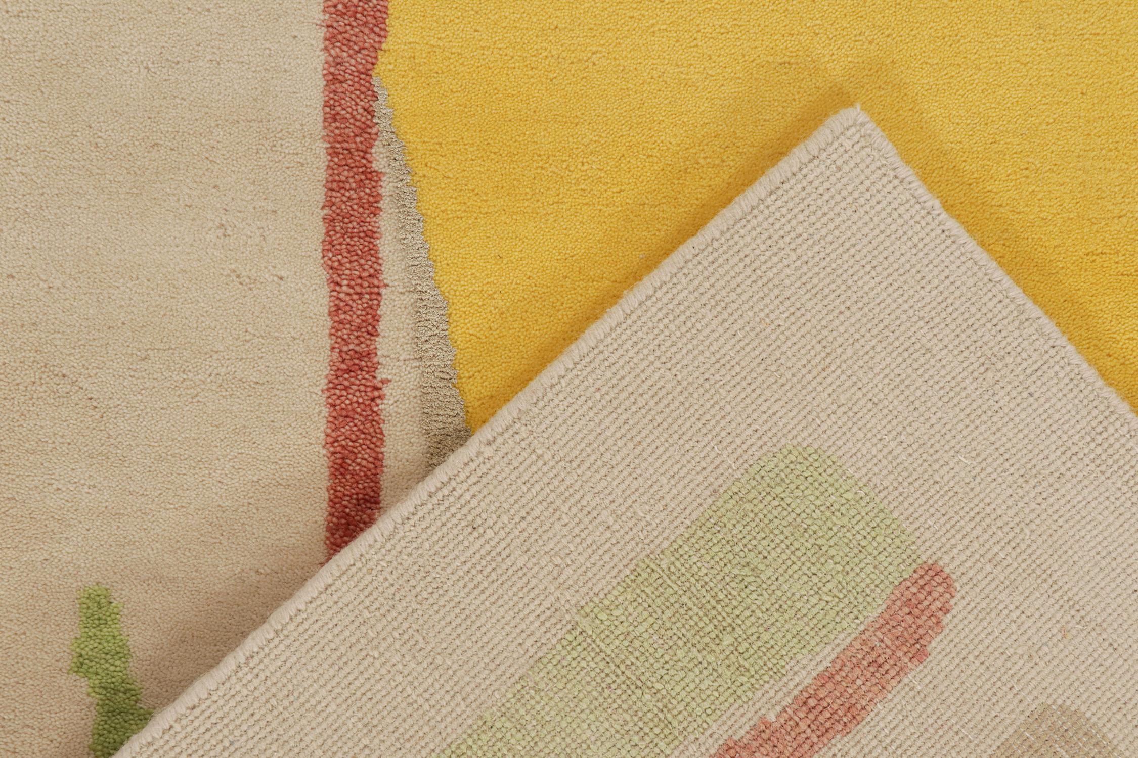 XXI secolo e contemporaneo Rug & Kilim è un tappeto in stile Mid-Century Modern con motivi policromatici su sfondo beige. in vendita