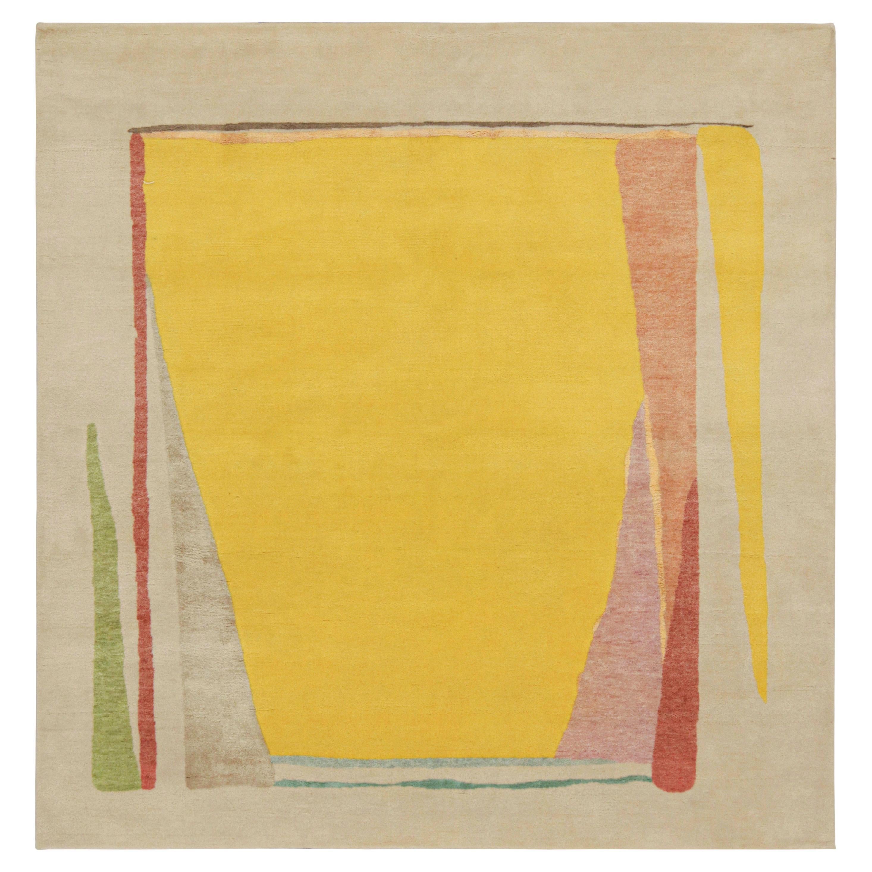 Rug & Kilim's Mid-Century Modern Style Teppich in polychromen Mustern auf Beige im Angebot