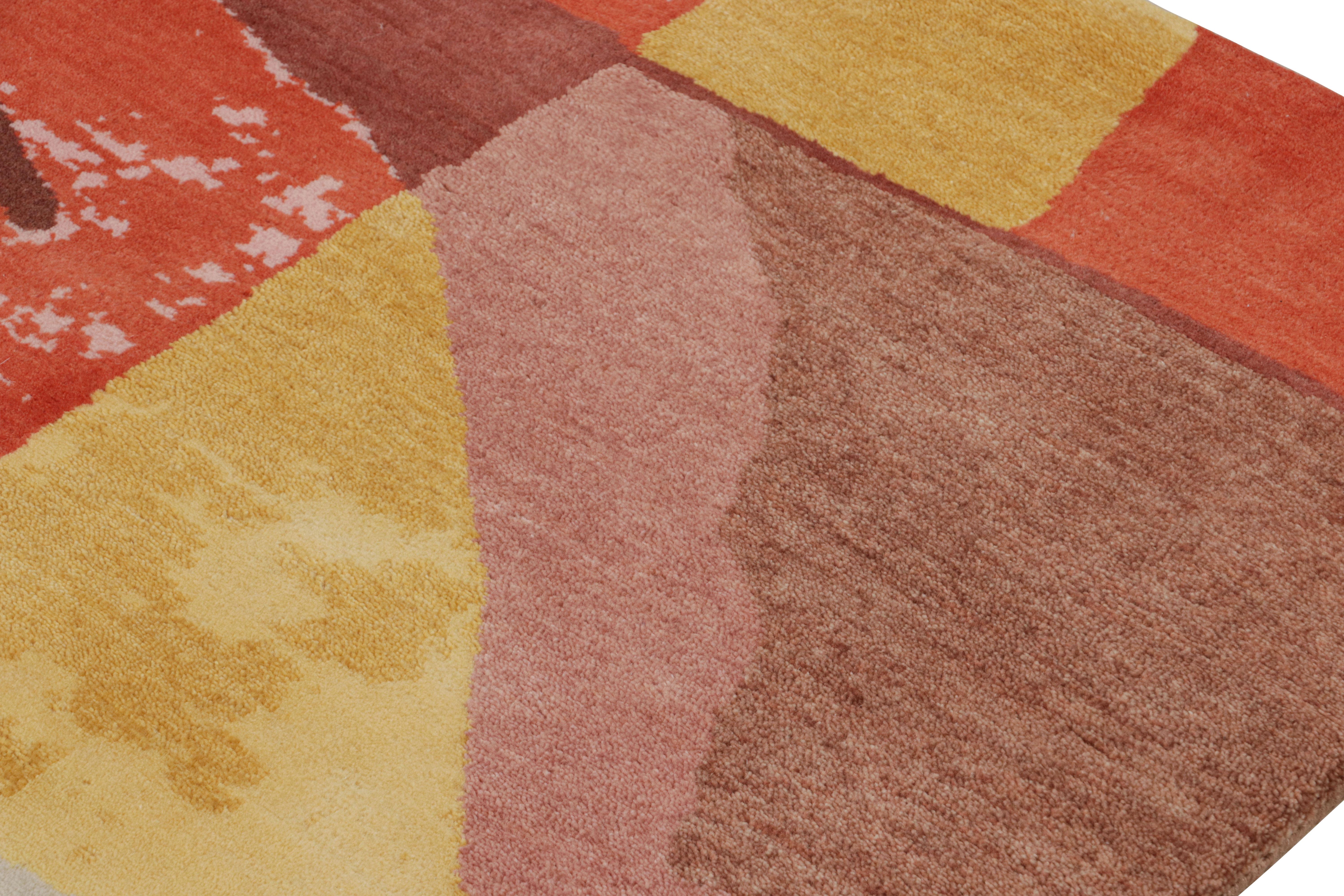 Rug & Kilim’s Mid-Century Modern Style Rug with Abstract Geometric Patterns (Indisch) im Angebot