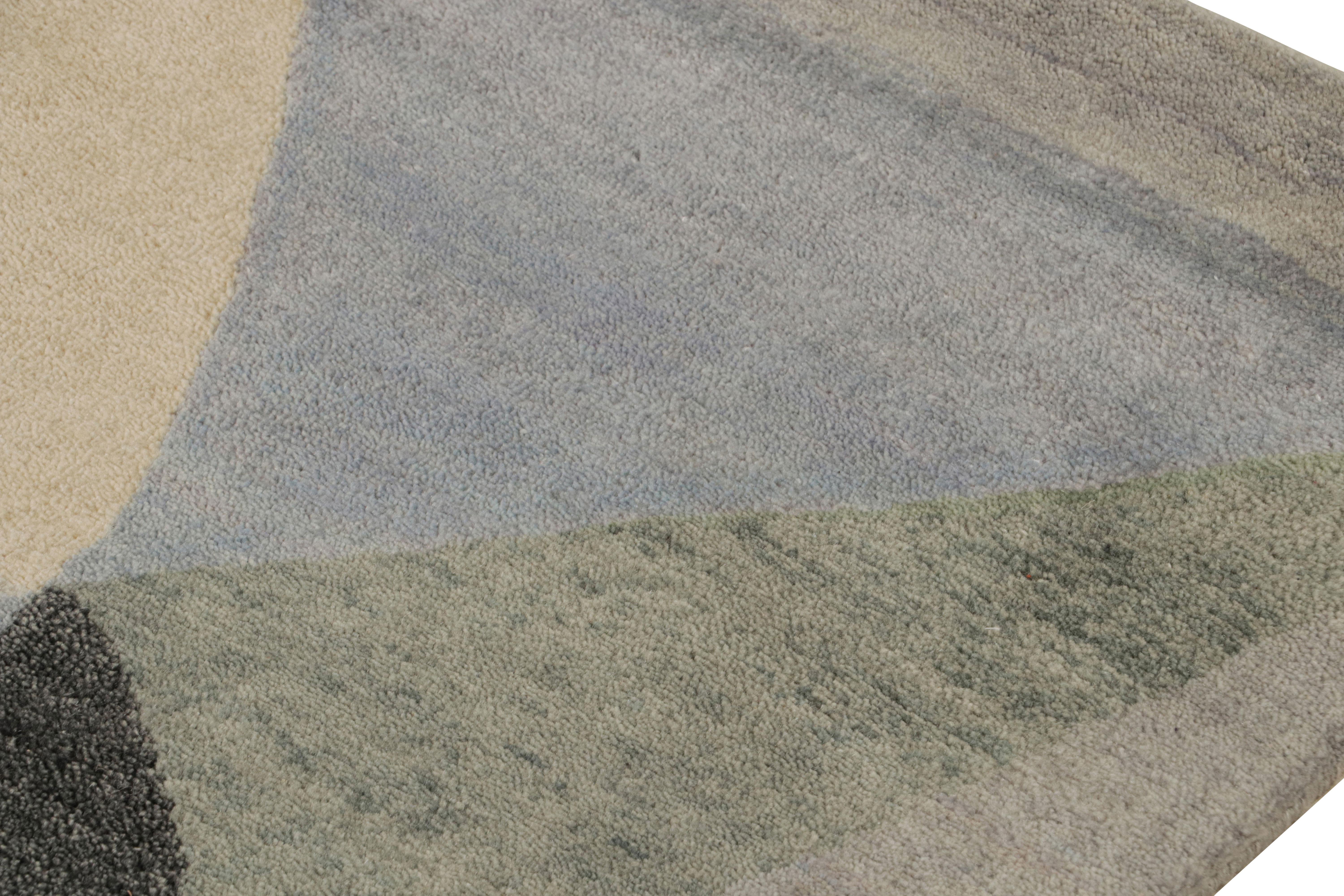 Indiano Rug & Kilim: tappeto in stile Mid-Century Modern con motivi geometrici grigi e verdi in vendita