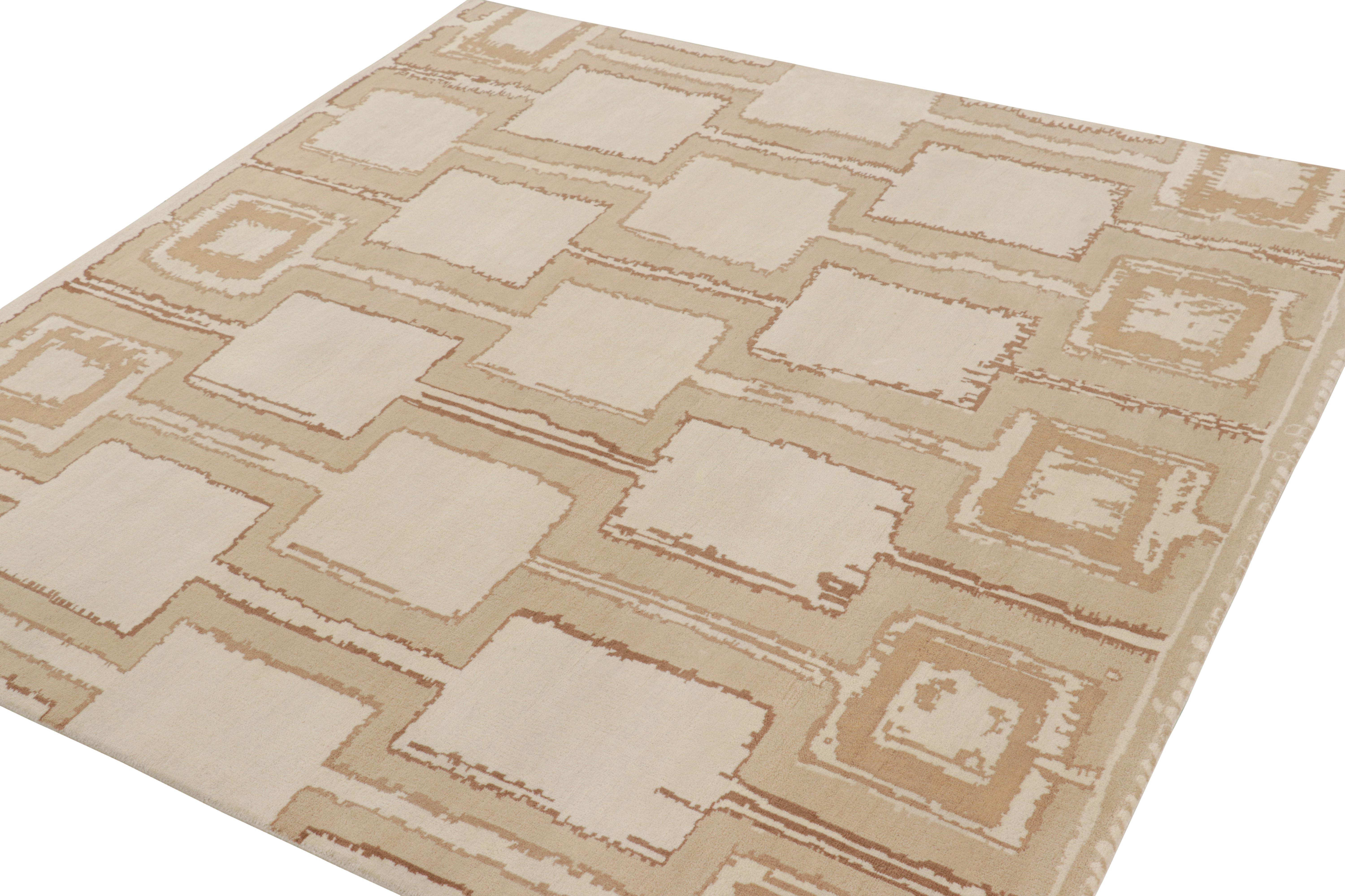 Annodato a mano Rug & Kilim è un tappeto geometrico quadrato in stile Mid-Century Modern nei toni del beige e del marrone. in vendita