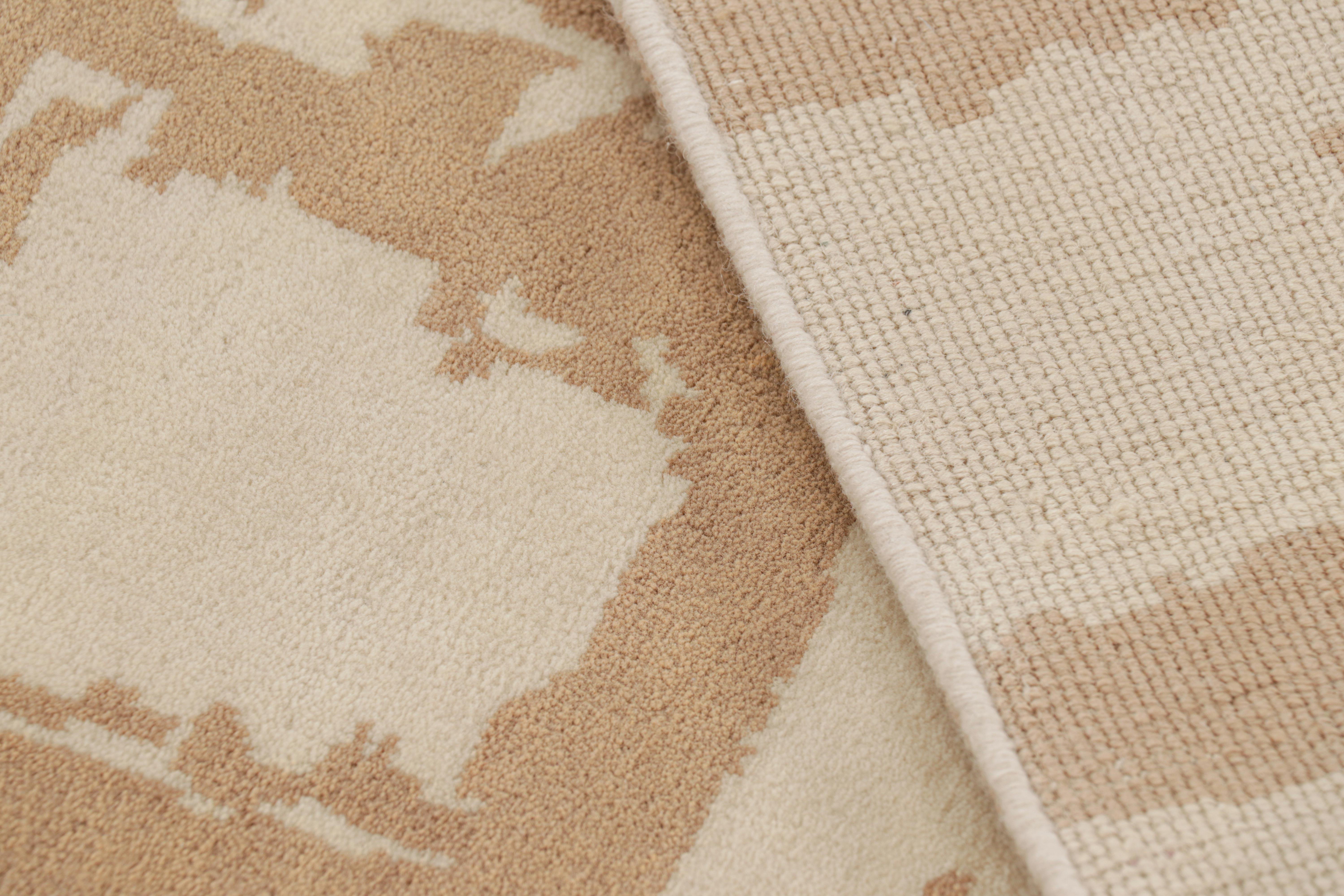 Lana Rug & Kilim è un tappeto geometrico quadrato in stile Mid-Century Modern nei toni del beige e del marrone. in vendita