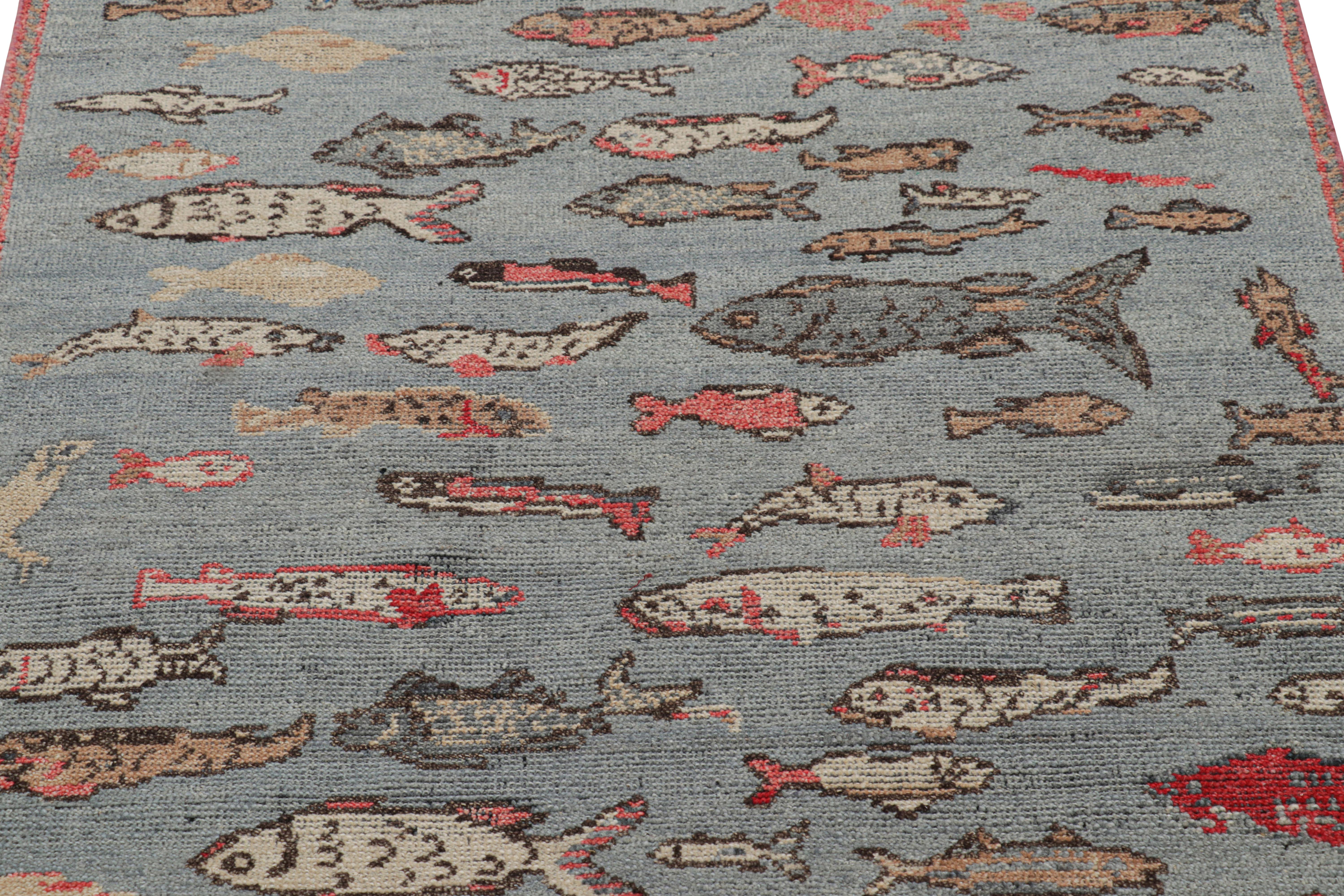 Annodato a mano Rug & Kilim è un tappeto in stile metà secolo di colore blu con immagini di pesci colorati in vendita