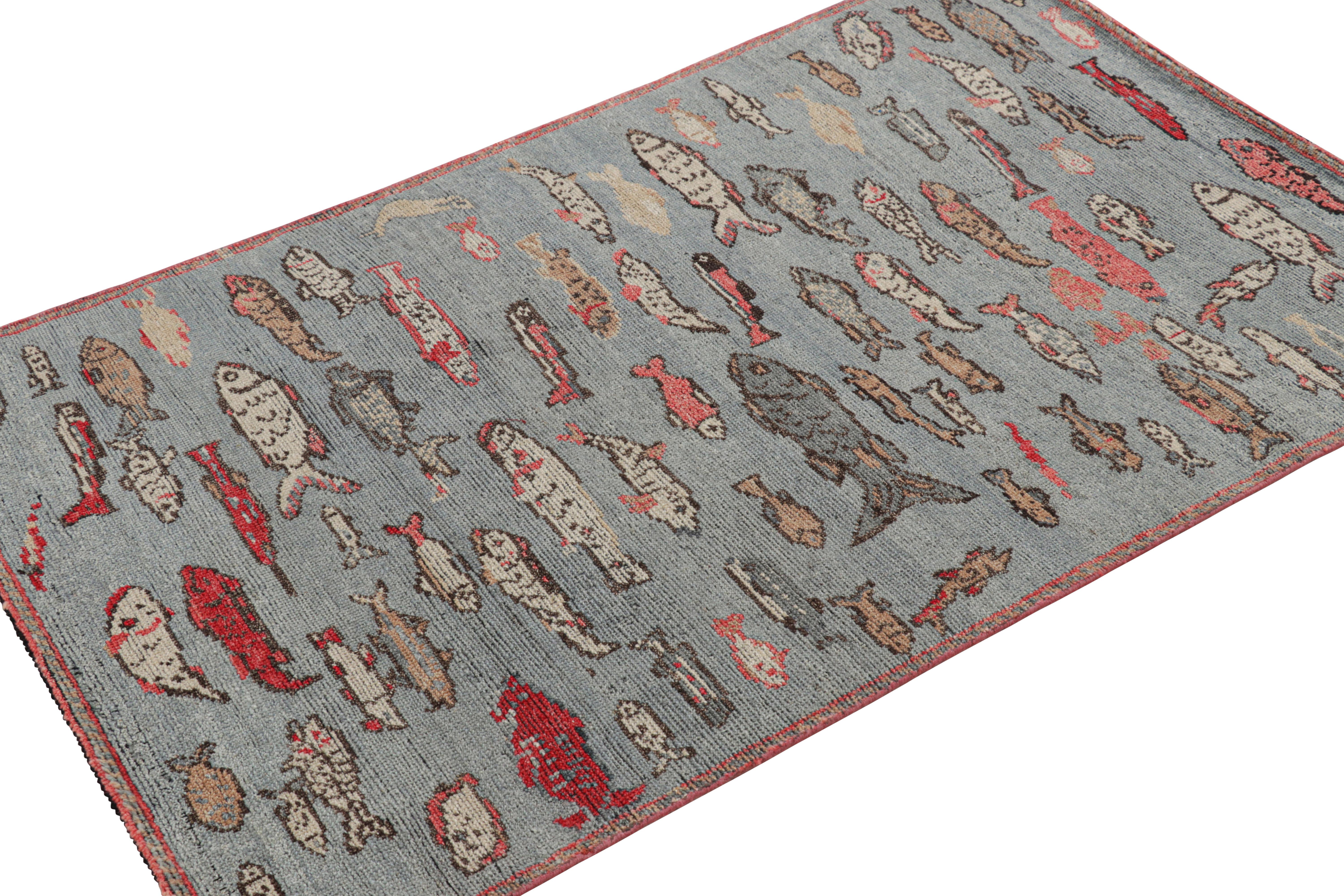 Rug & Kilim è un tappeto in stile metà secolo di colore blu con immagini di pesci colorati In condizioni Nuovo in vendita a Long Island City, NY