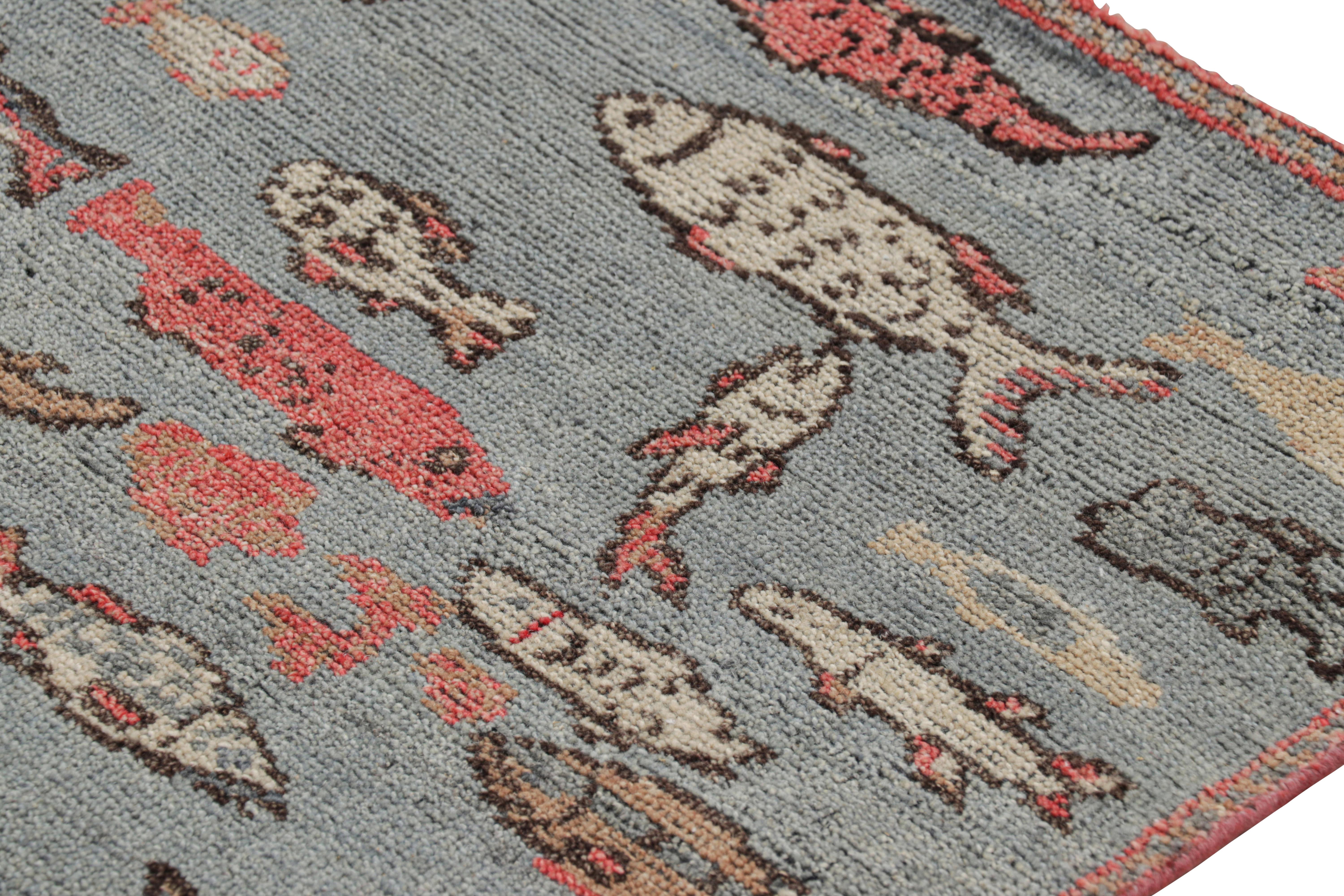 XXI secolo e contemporaneo Rug & Kilim è un tappeto in stile metà secolo di colore blu con immagini di pesci colorati in vendita