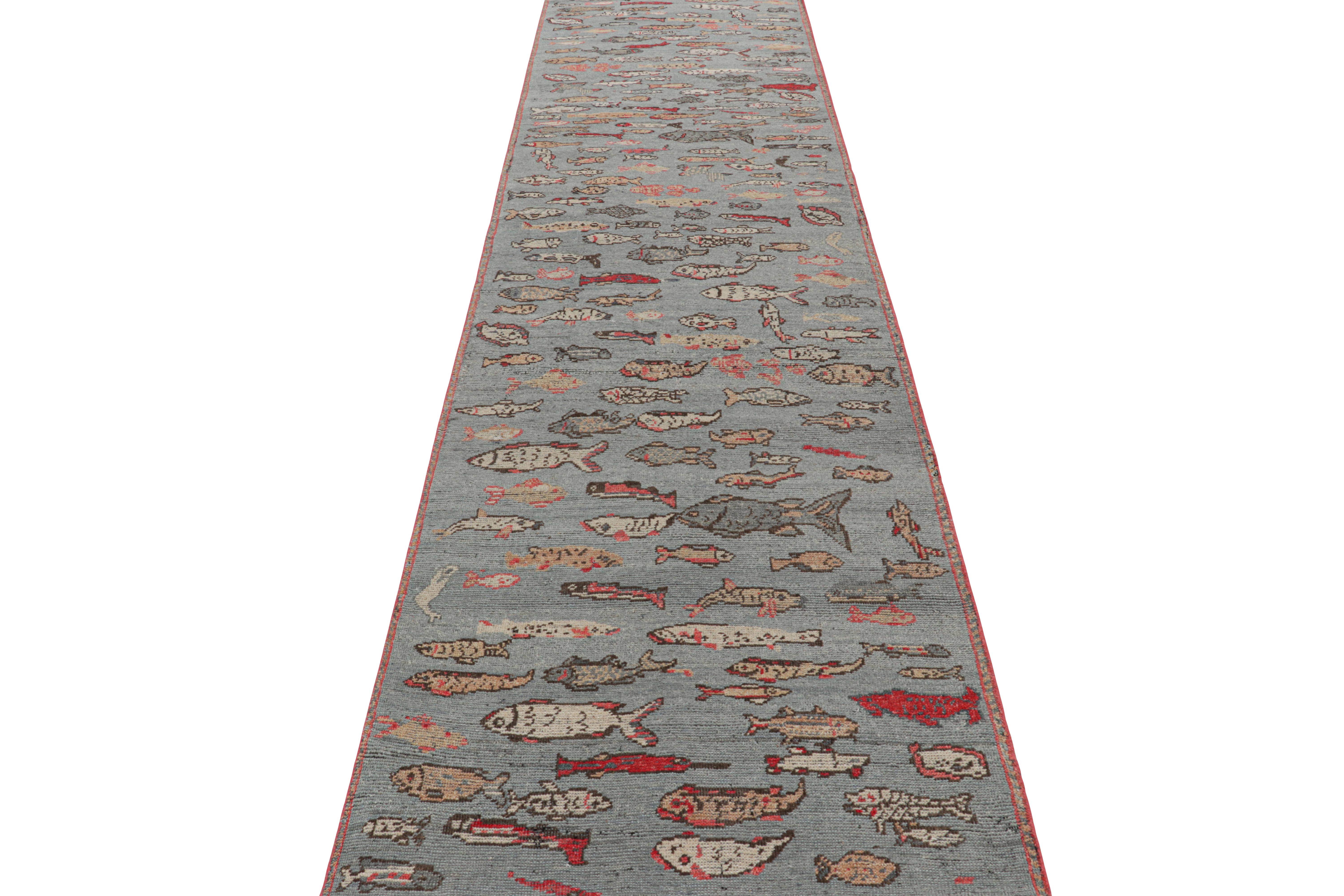 Indiano Rug & Kilim è un tappeto runner in stile Mid-Century di colore blu con immagini di pesci colorati in vendita