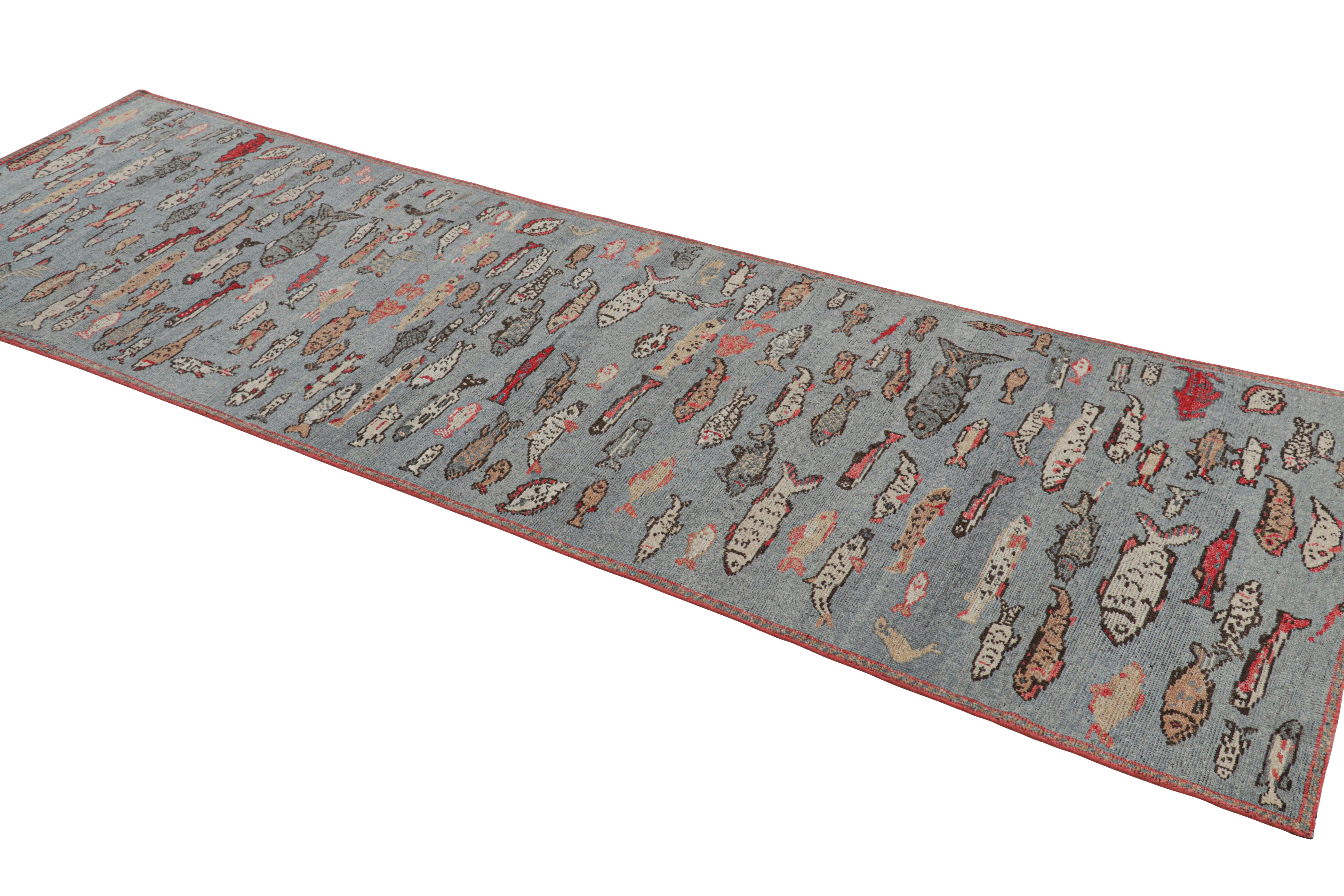 Indien Tapis de style milieu de siècle de Rug & Kilim en bleu avec des images de poissons colorés en vente