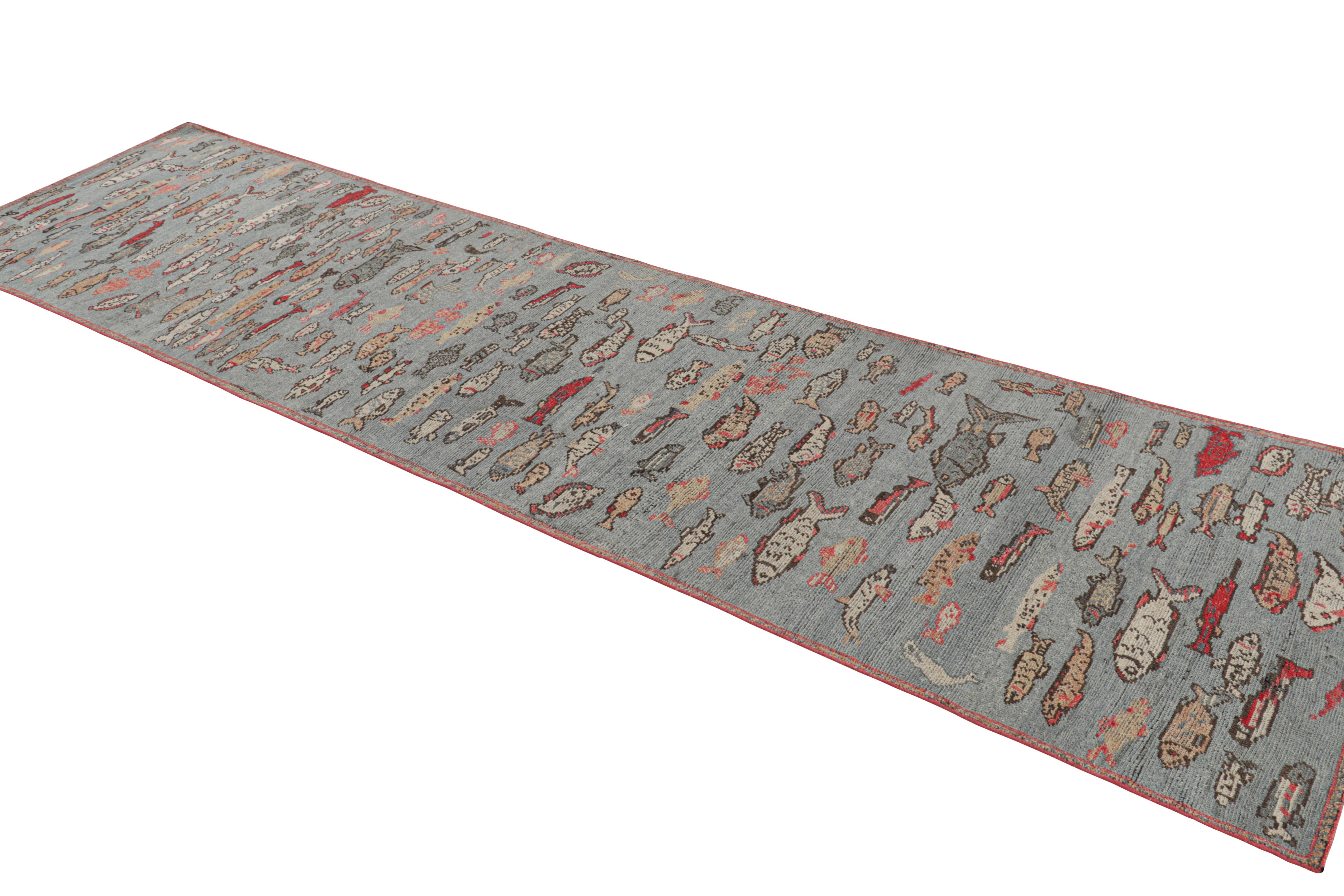 Annodato a mano Rug & Kilim è un tappeto runner in stile Mid-Century di colore blu con immagini di pesci colorati in vendita