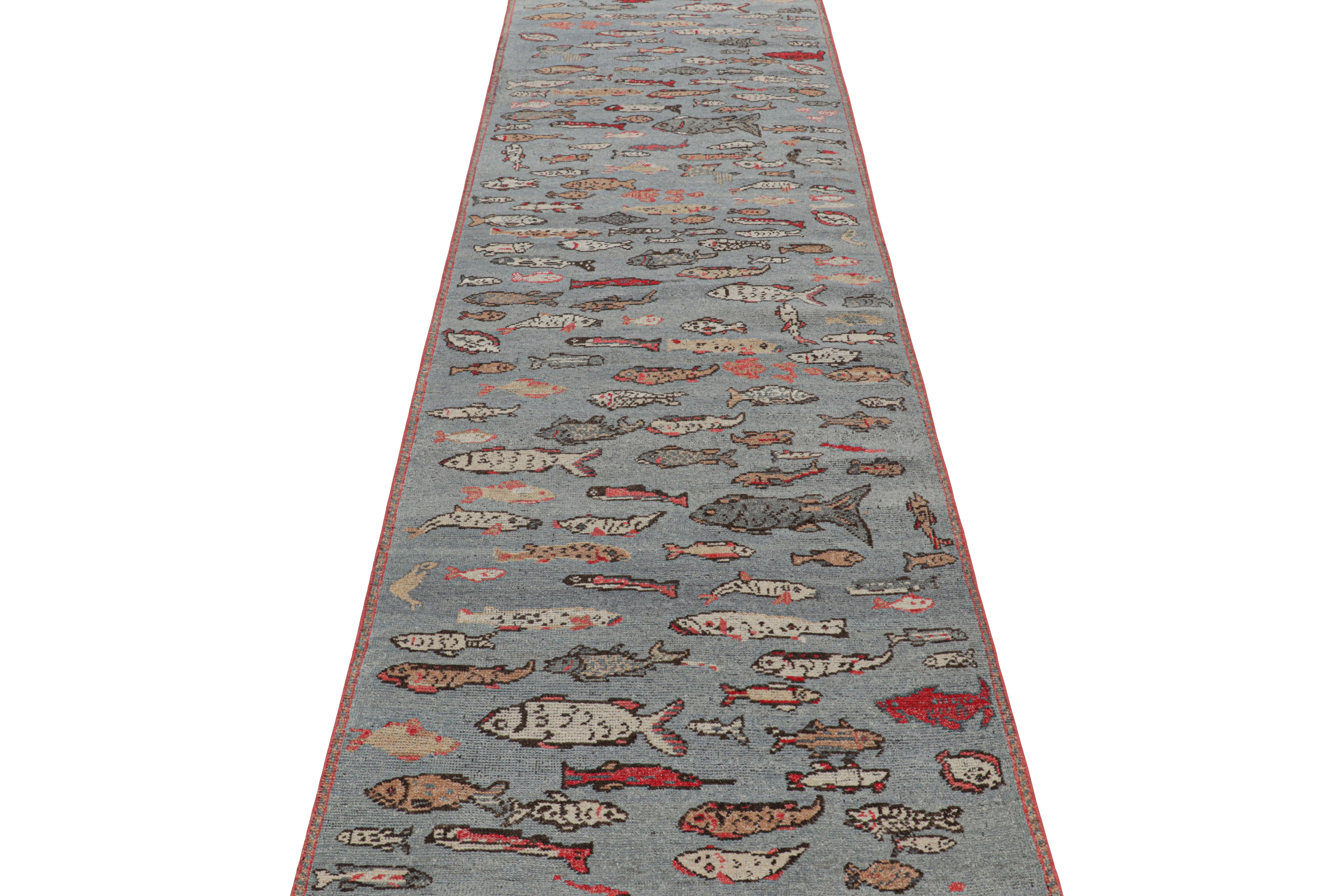 Noué à la main Tapis de style milieu de siècle de Rug & Kilim en bleu avec des images de poissons colorés en vente