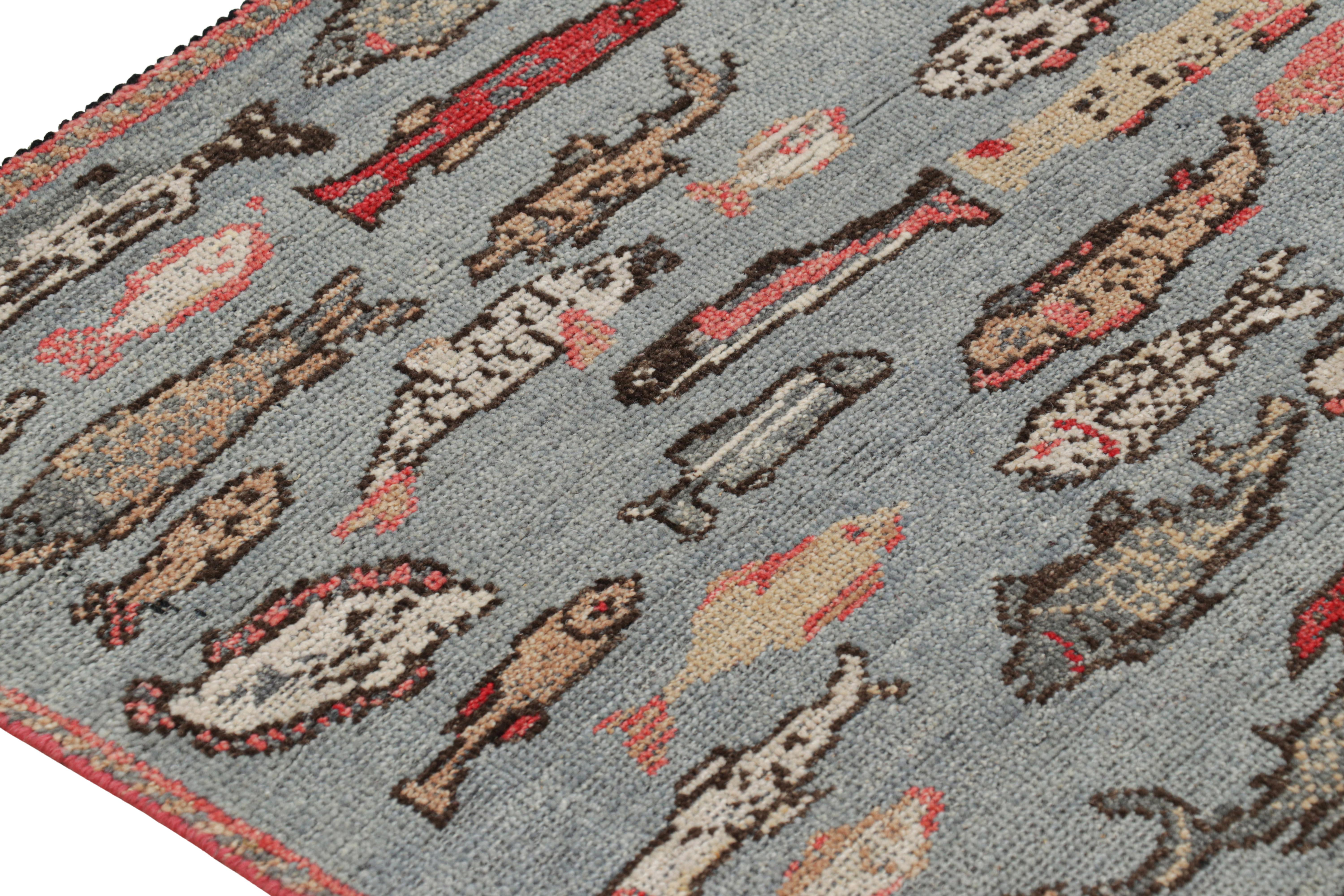 Rug & Kilim è un tappeto runner in stile Mid-Century di colore blu con immagini di pesci colorati In condizioni Nuovo in vendita a Long Island City, NY