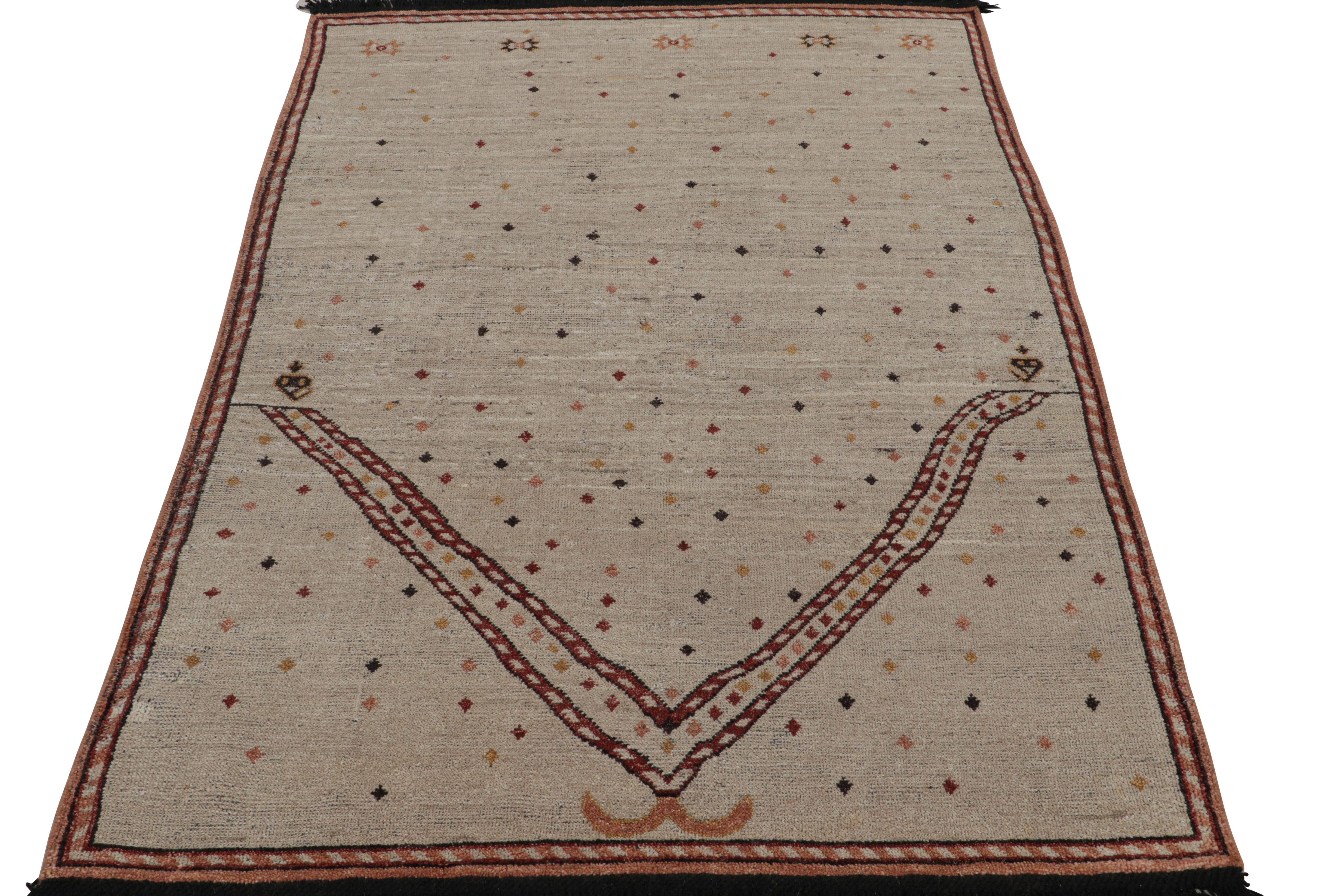Tribal Rug & Kilim's Mihrab Style Rug in Beige with Geometric Patterns (tapis beige à motifs géométriques) en vente