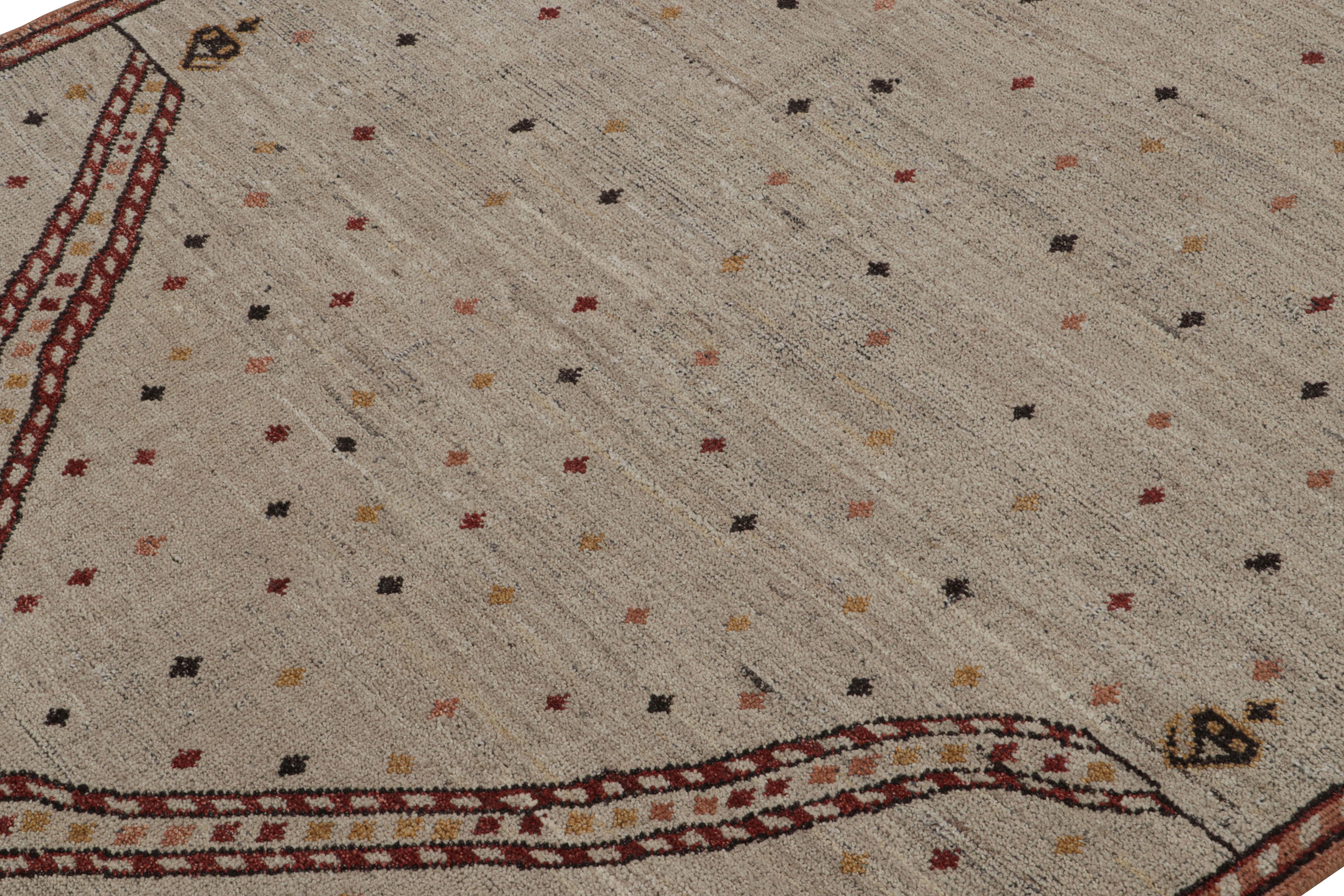 Indien Rug & Kilim's Mihrab Style Rug in Beige with Geometric Patterns (tapis beige à motifs géométriques) en vente