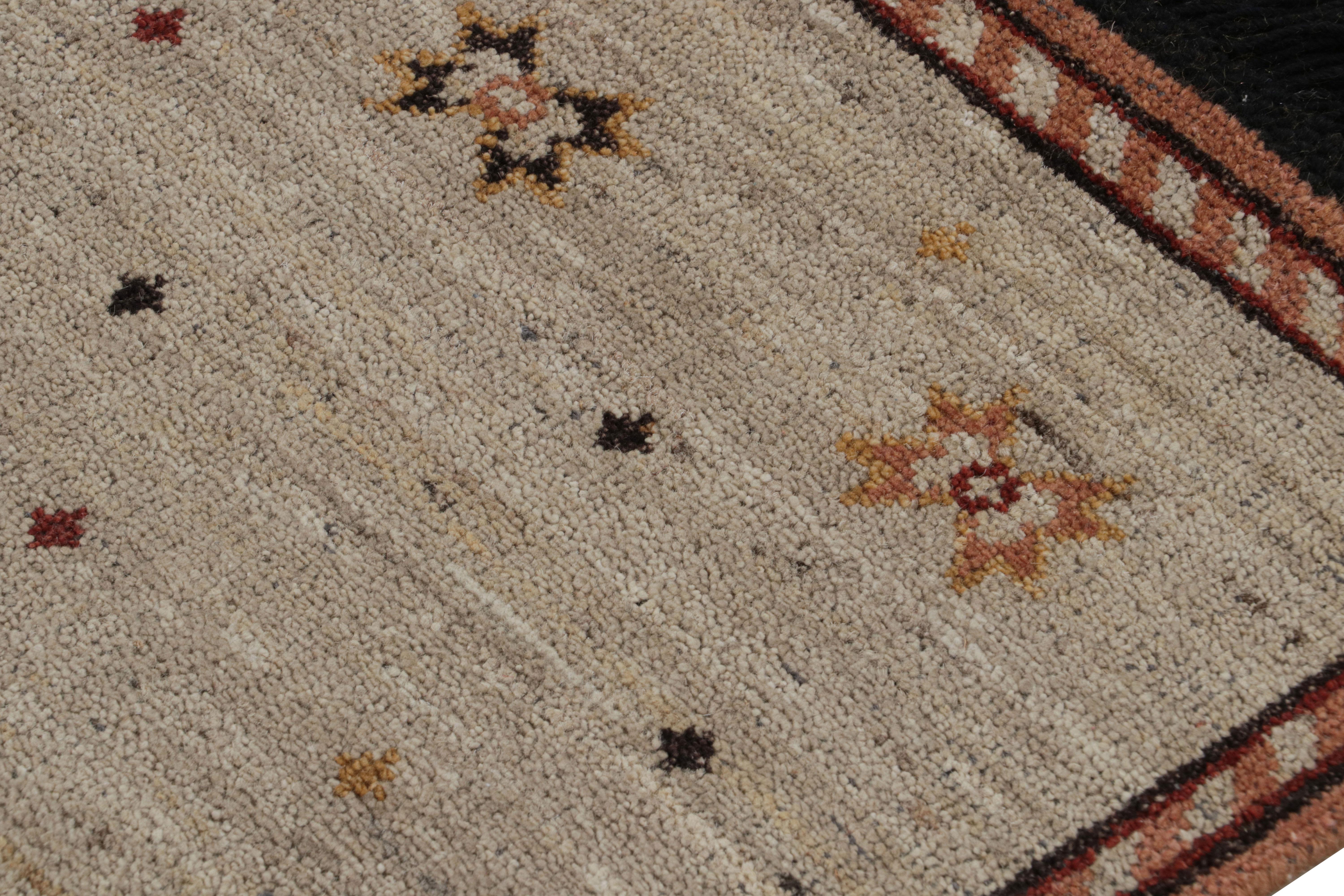 Noué à la main Rug & Kilim's Mihrab Style Rug in Beige with Geometric Patterns (tapis beige à motifs géométriques) en vente