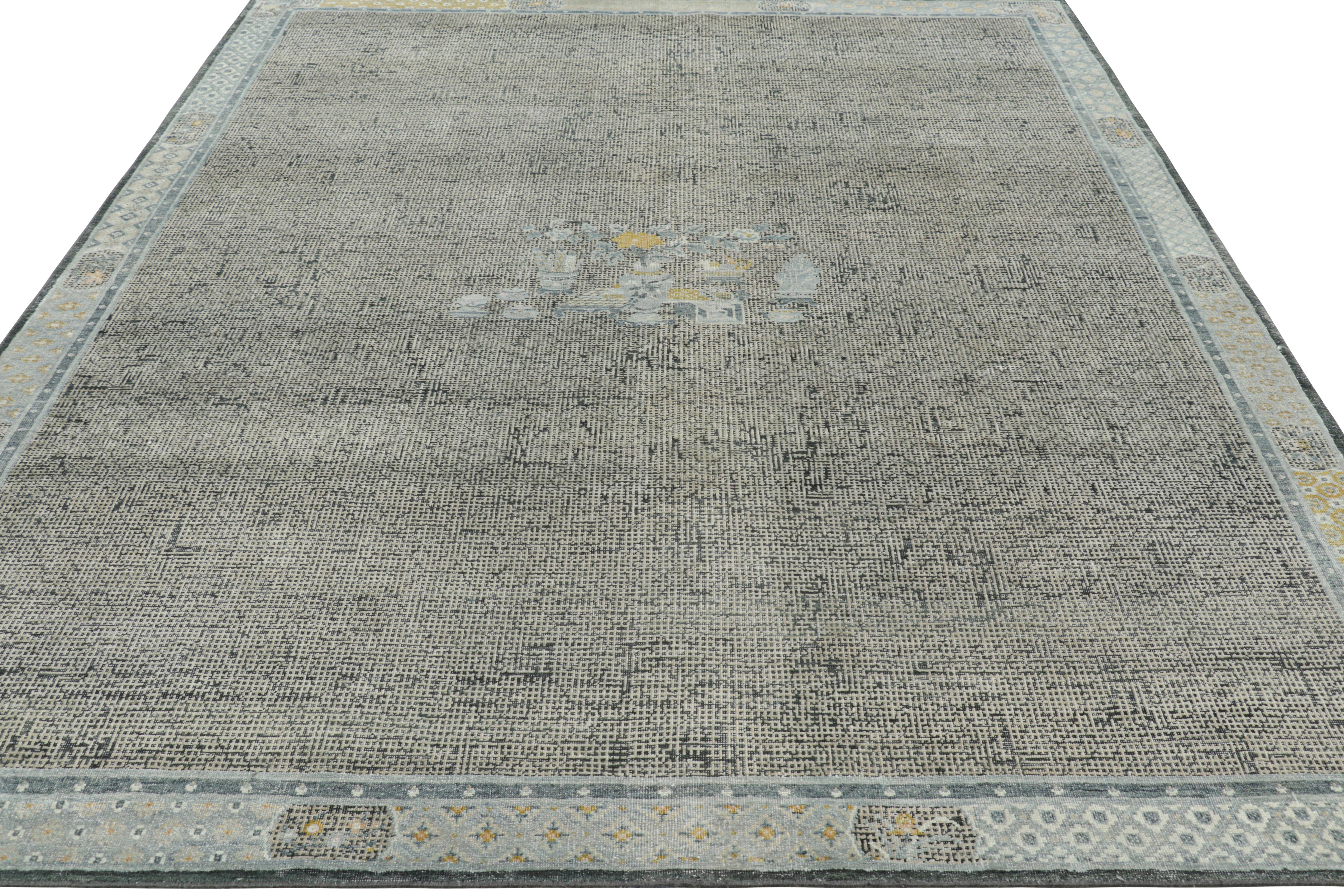 Annodato a mano Rug & Kilim è un tappeto personalizzato in stile dinastia Ming con immagini in bianco, nero e blu in vendita