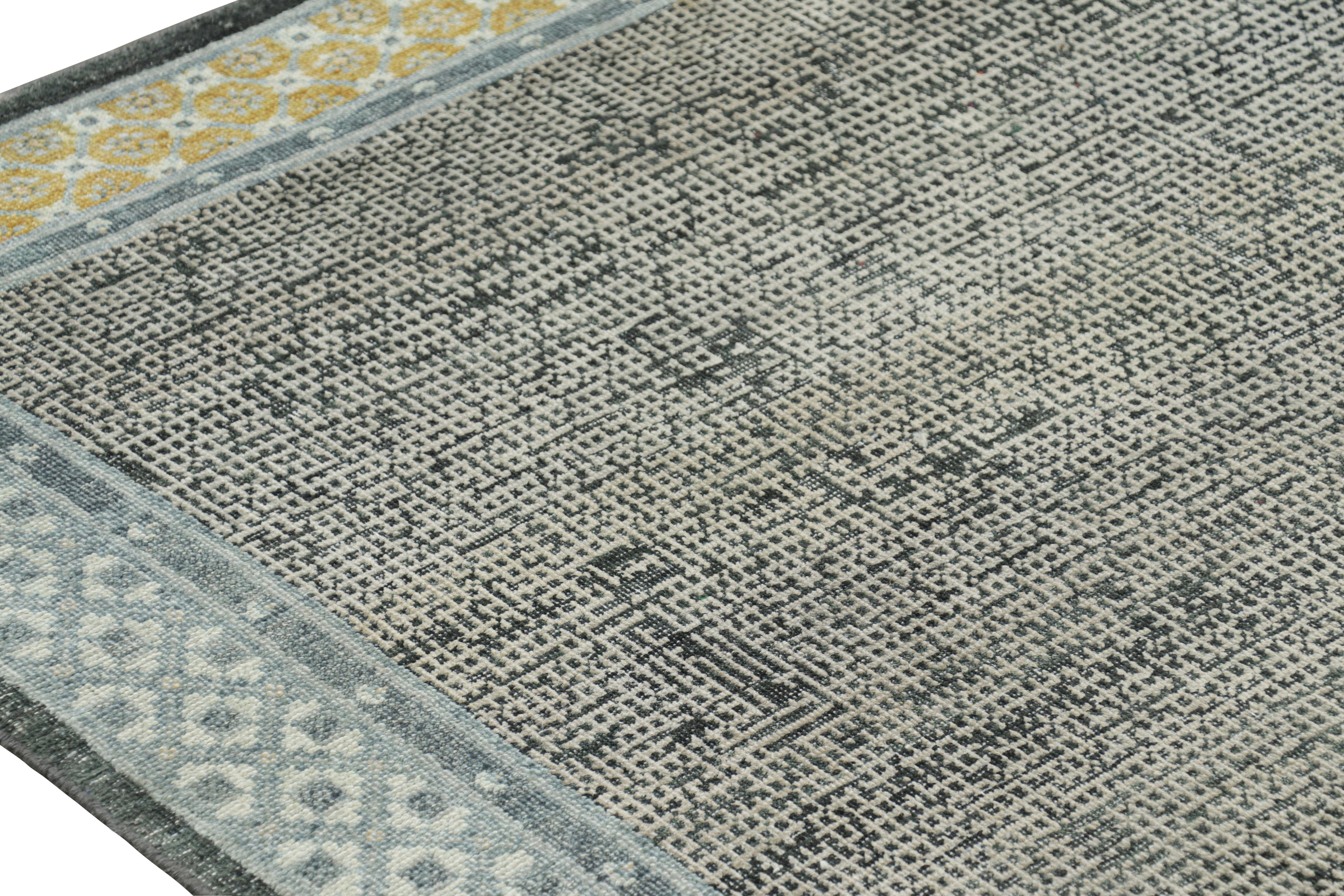 Rug & Kilim è un tappeto personalizzato in stile dinastia Ming con immagini in bianco, nero e blu In condizioni Nuovo in vendita a Long Island City, NY