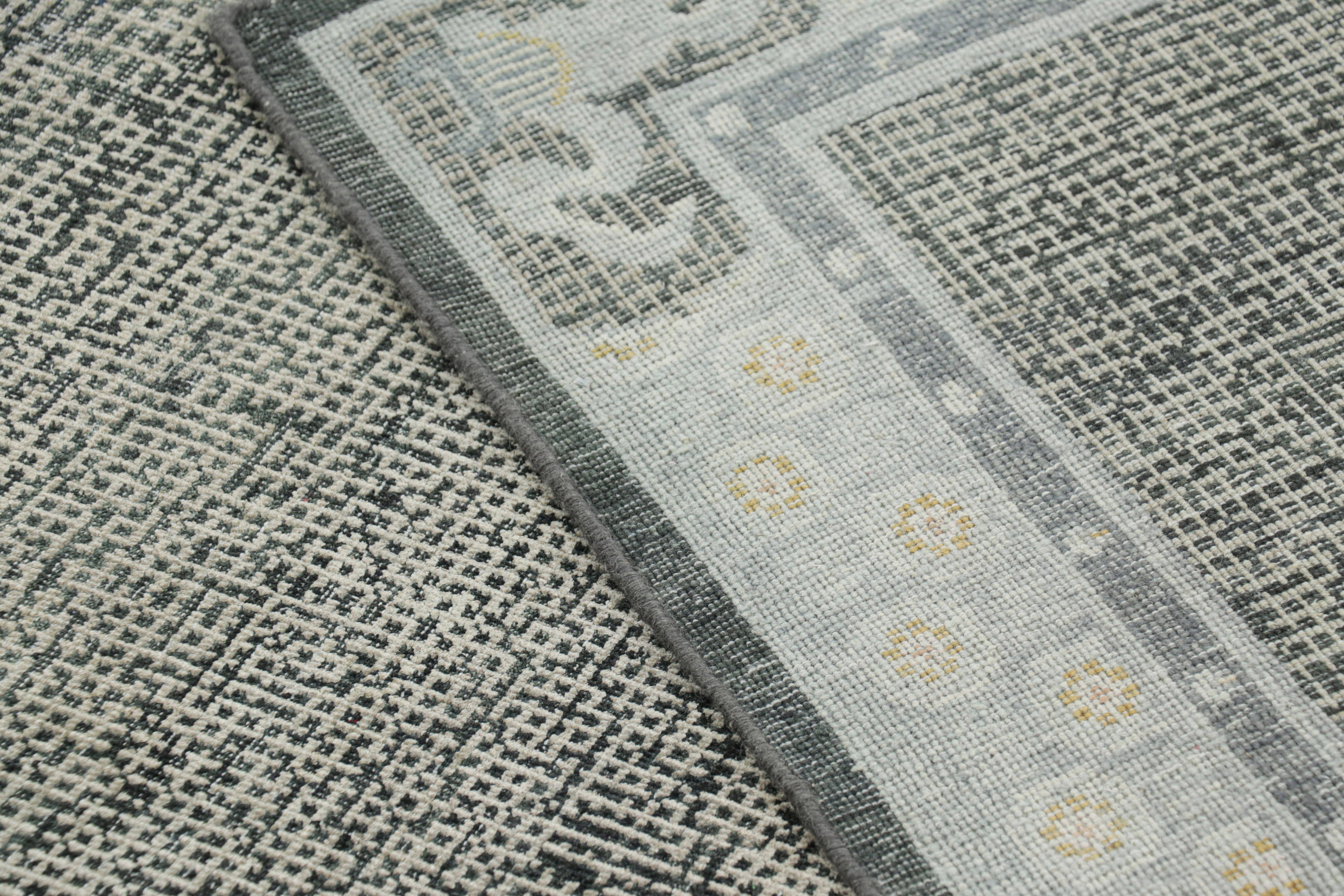 XXI secolo e contemporaneo Rug & Kilim è un tappeto personalizzato in stile dinastia Ming con immagini in bianco, nero e blu in vendita