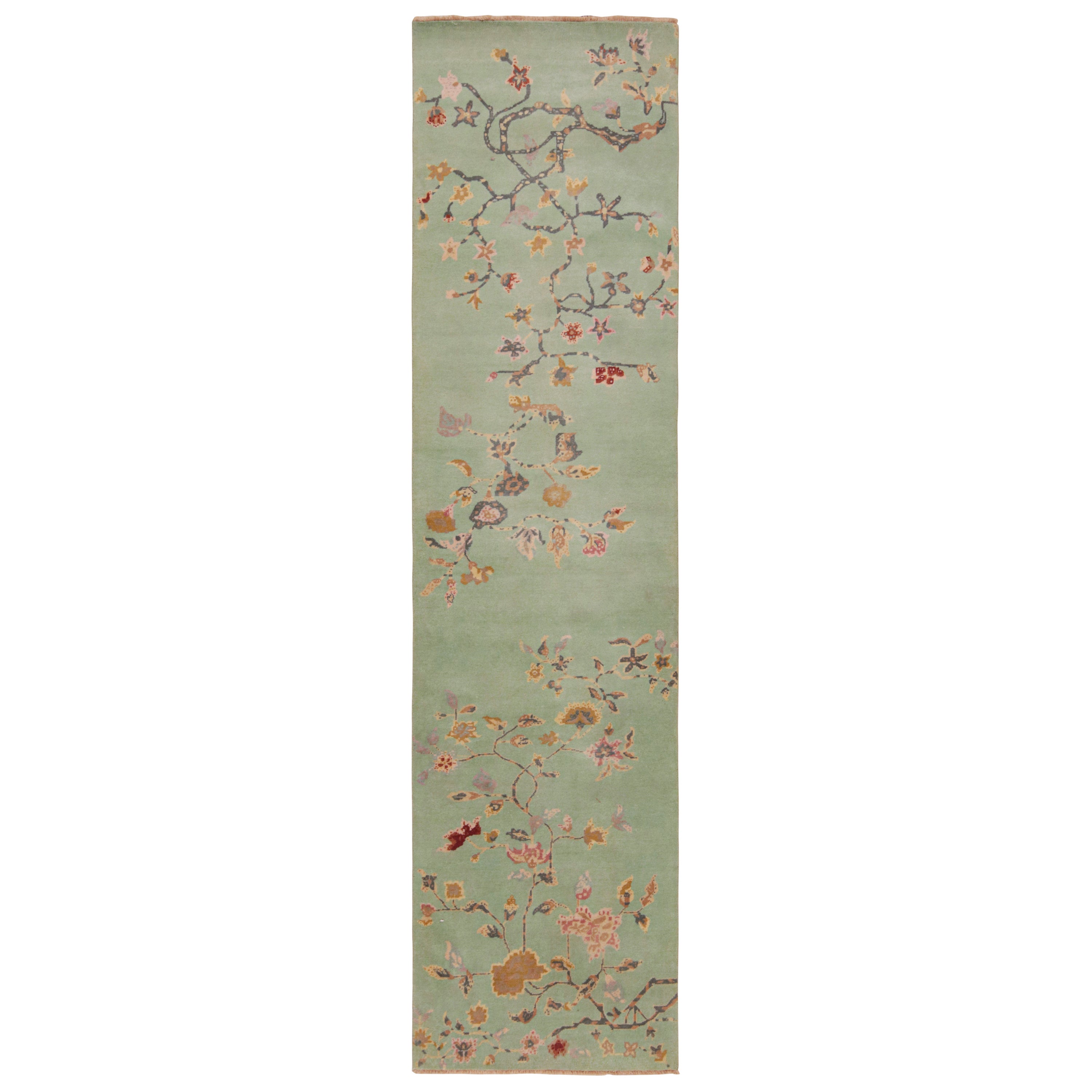 Mintgrüner chinesischer Läufer im Art-Déco-Stil mit Blumenmustern von Rug & Kilim im Angebot