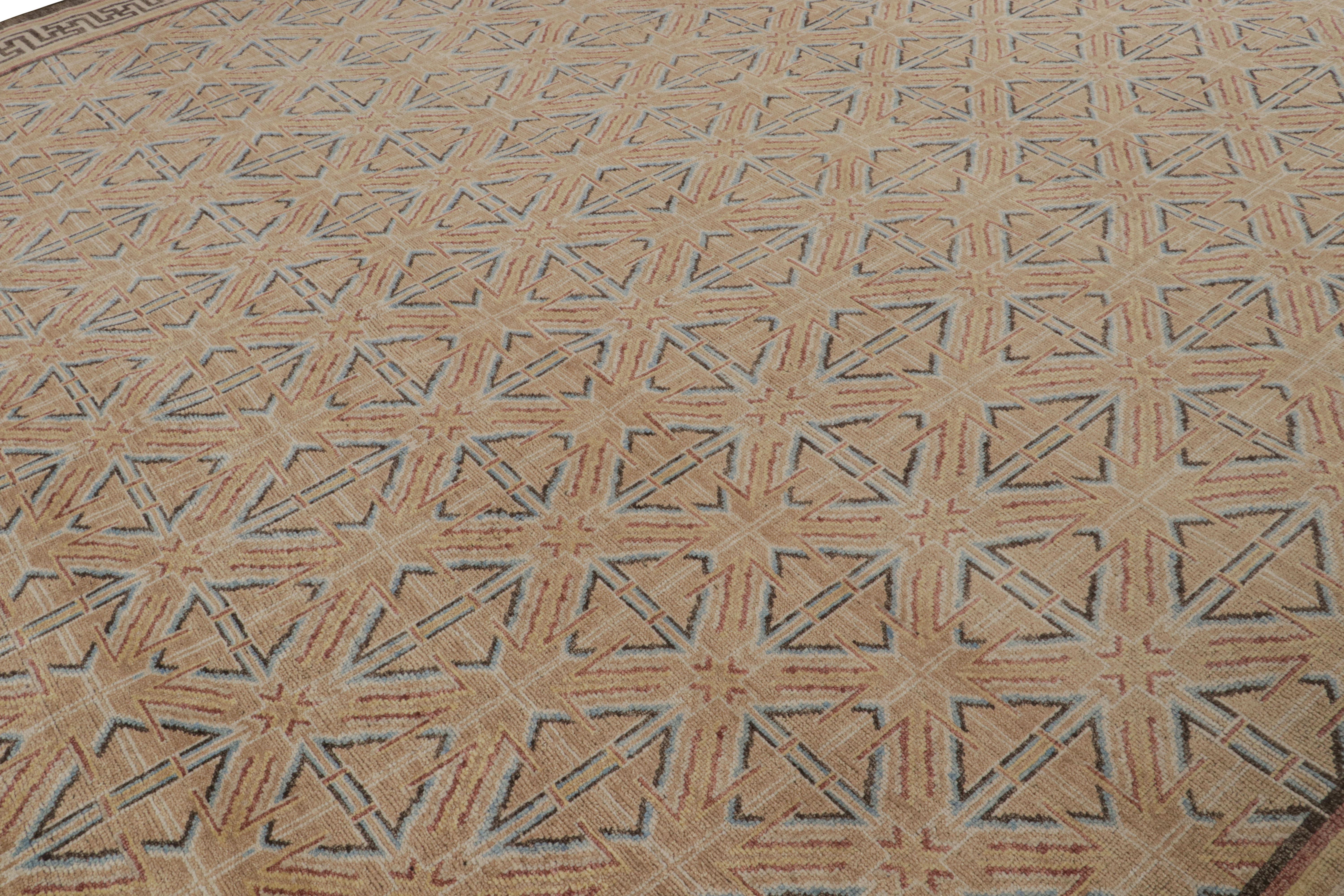 Rug & Kilim's Modern 18th Century Chinese Style Rug mit geometrischen Mustern (Indisch) im Angebot