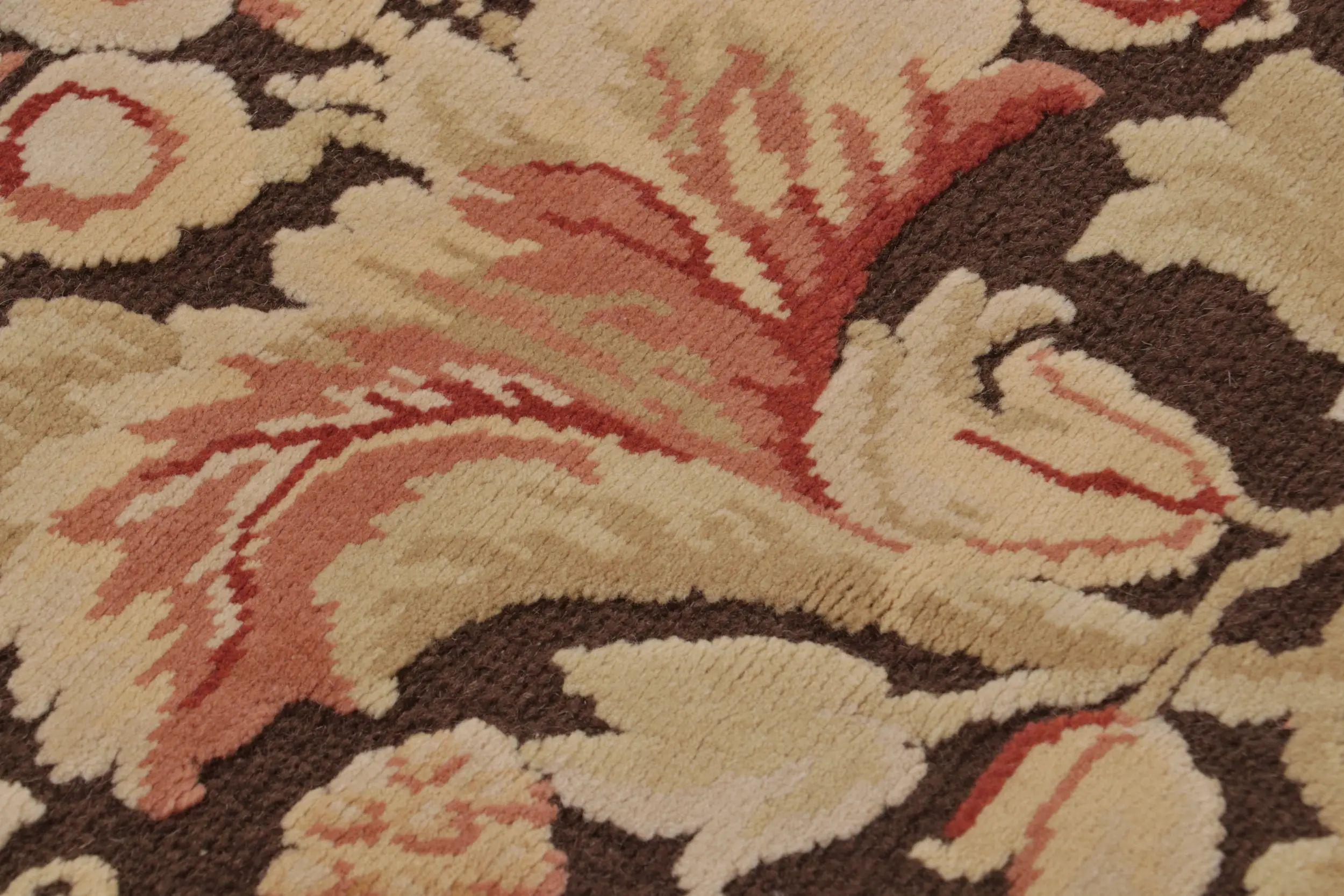 XXIe siècle et contemporain Tapis moderne en laine de style XVIIIe siècle marron et beige à motifs floraux sur toute la surface de Kilim en vente