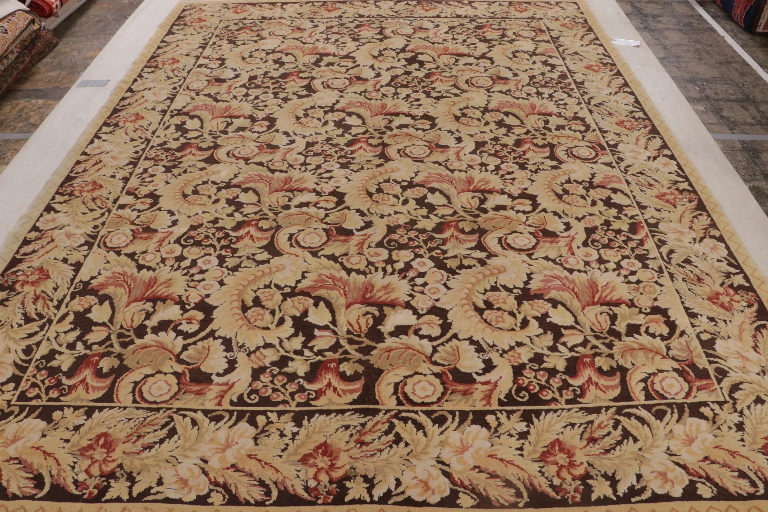 Originaire de Chine, ce tapis en laine de transition est une interprétation moderne d'un motif du XVIIIe siècle. Noué à la main dans une laine de haute qualité, le motif du champ de recouvrement rappelle distinctement les couleurs néoclassiques
