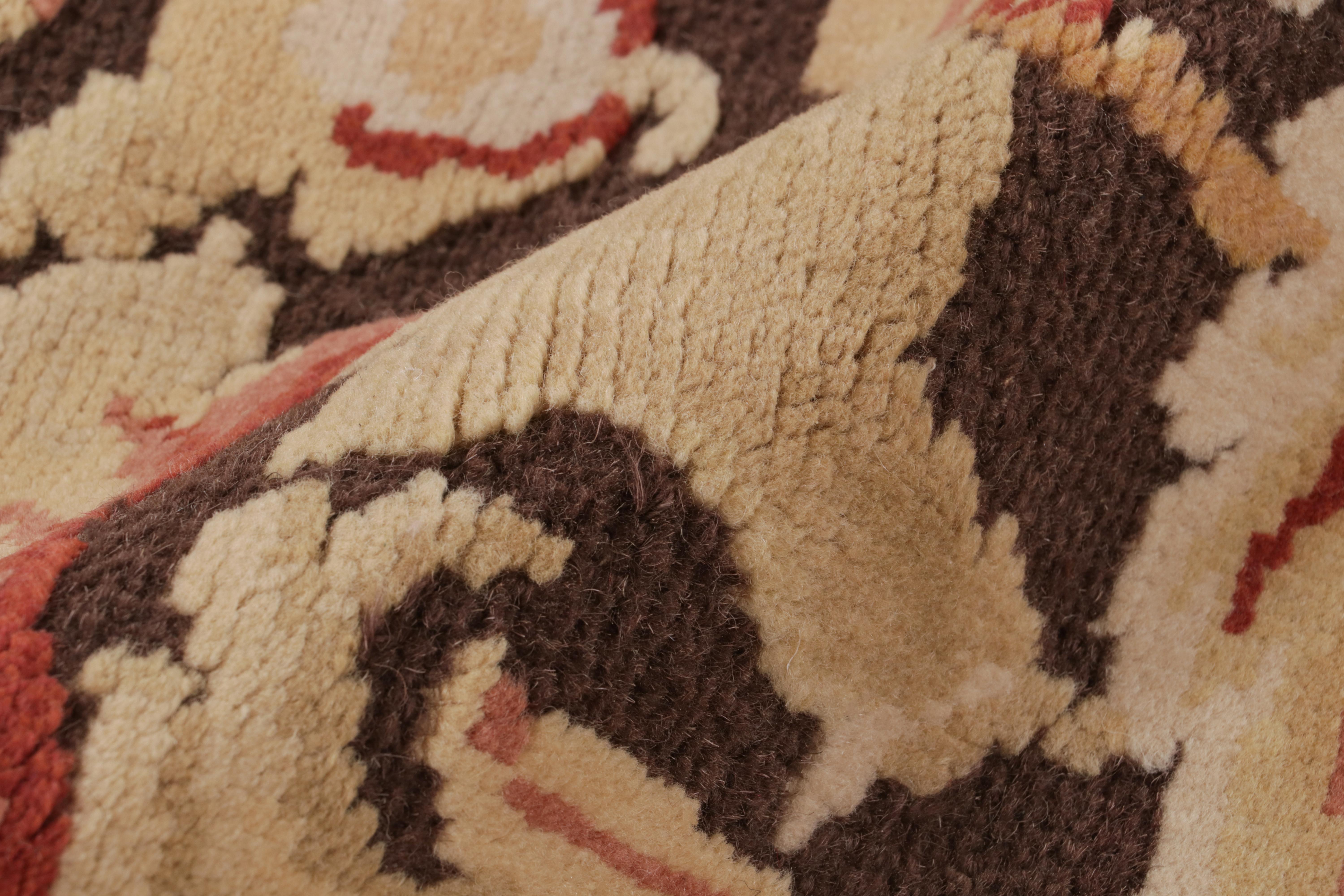 XXI secolo e contemporaneo Rug & Kilim - Tappeto di lana moderno del 18° secolo in stile floreale marrone e beige in vendita