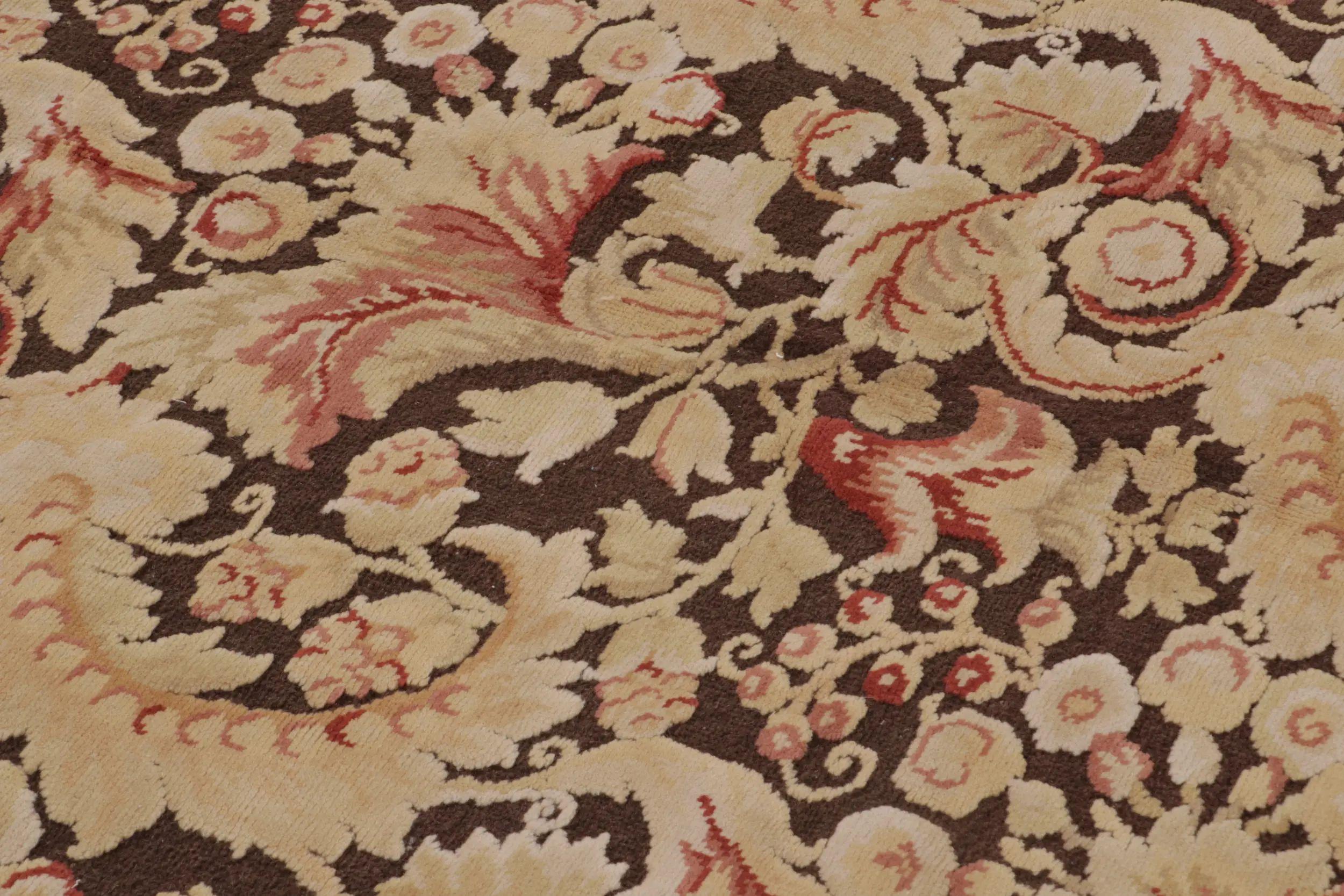 Chinois Tapis moderne en laine de style XVIIIe siècle marron et beige à motifs floraux sur toute la surface de Kilim en vente