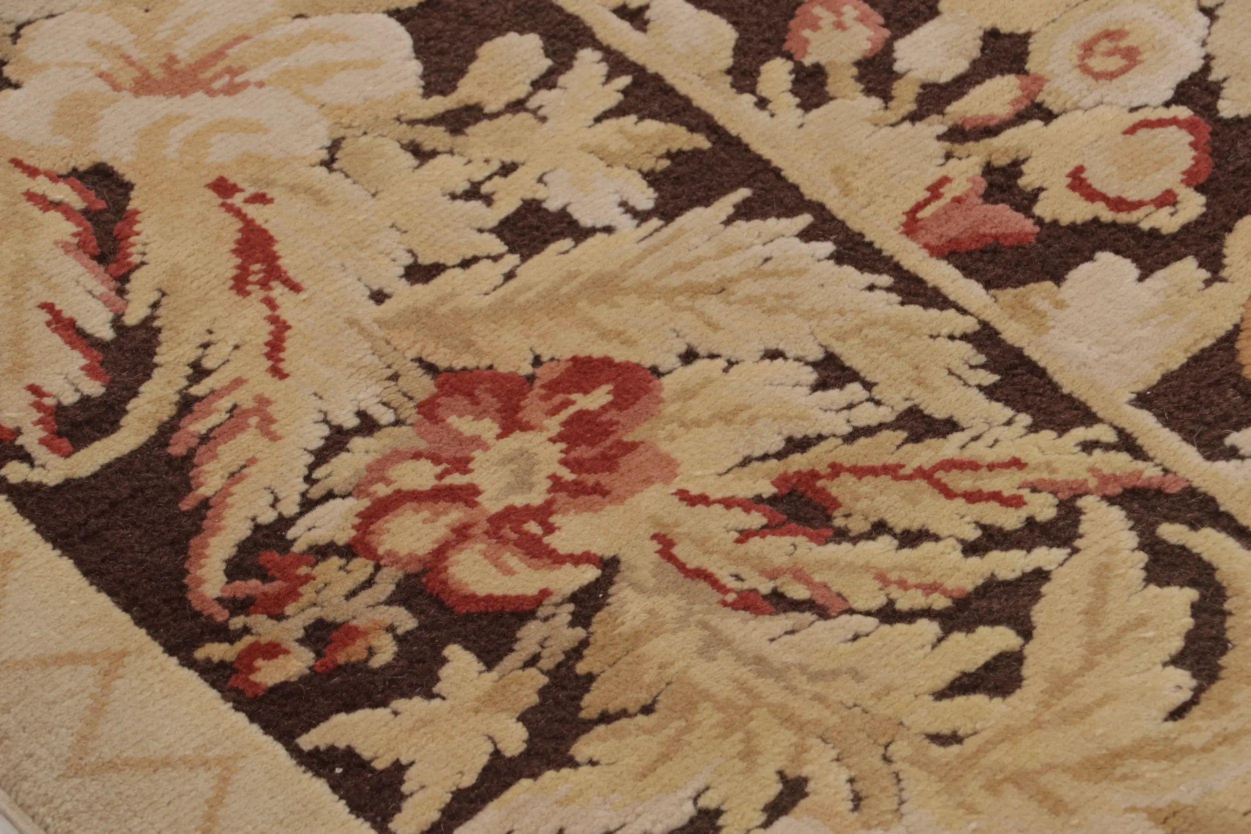 Noué à la main Tapis moderne en laine de style XVIIIe siècle marron et beige à motifs floraux sur toute la surface de Kilim en vente