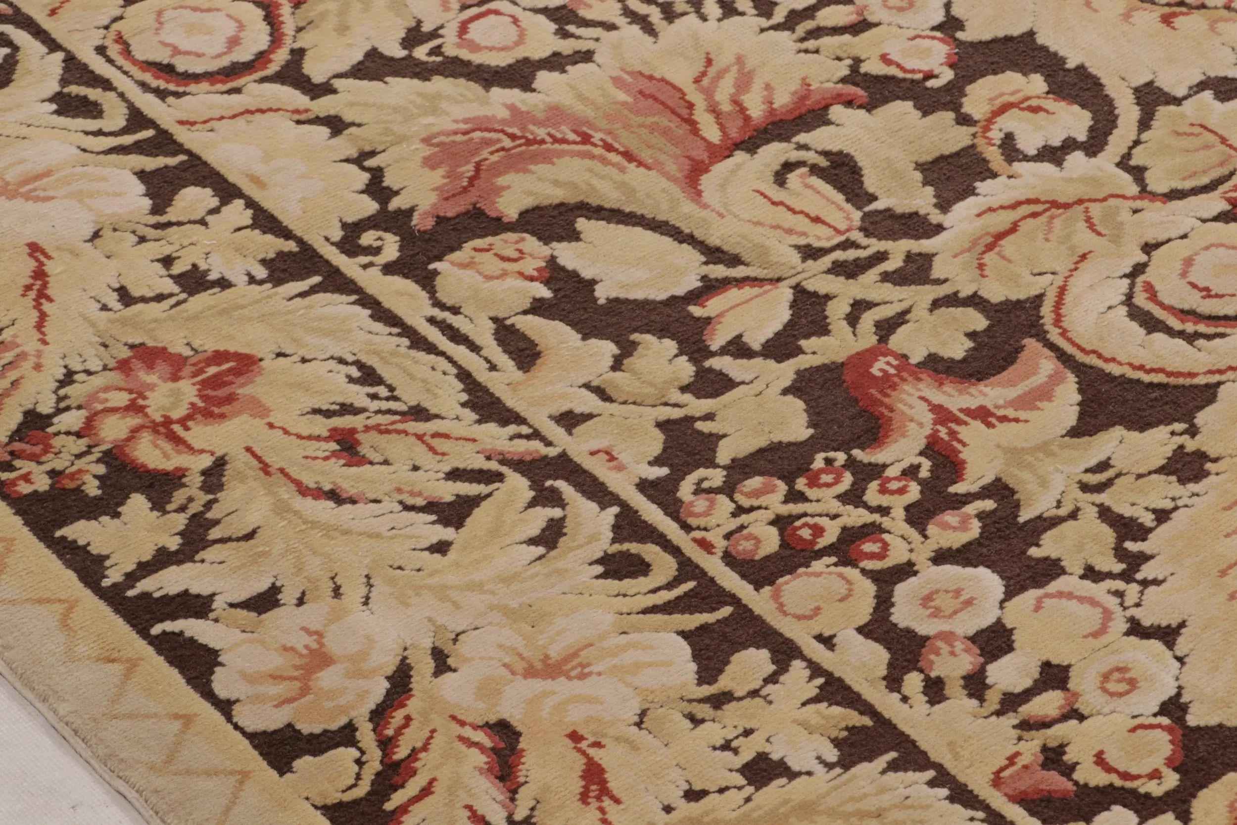 Rug & Kilim - Tappeto di lana moderno del 18° secolo in stile floreale marrone e beige In condizioni Nuovo in vendita a Long Island City, NY