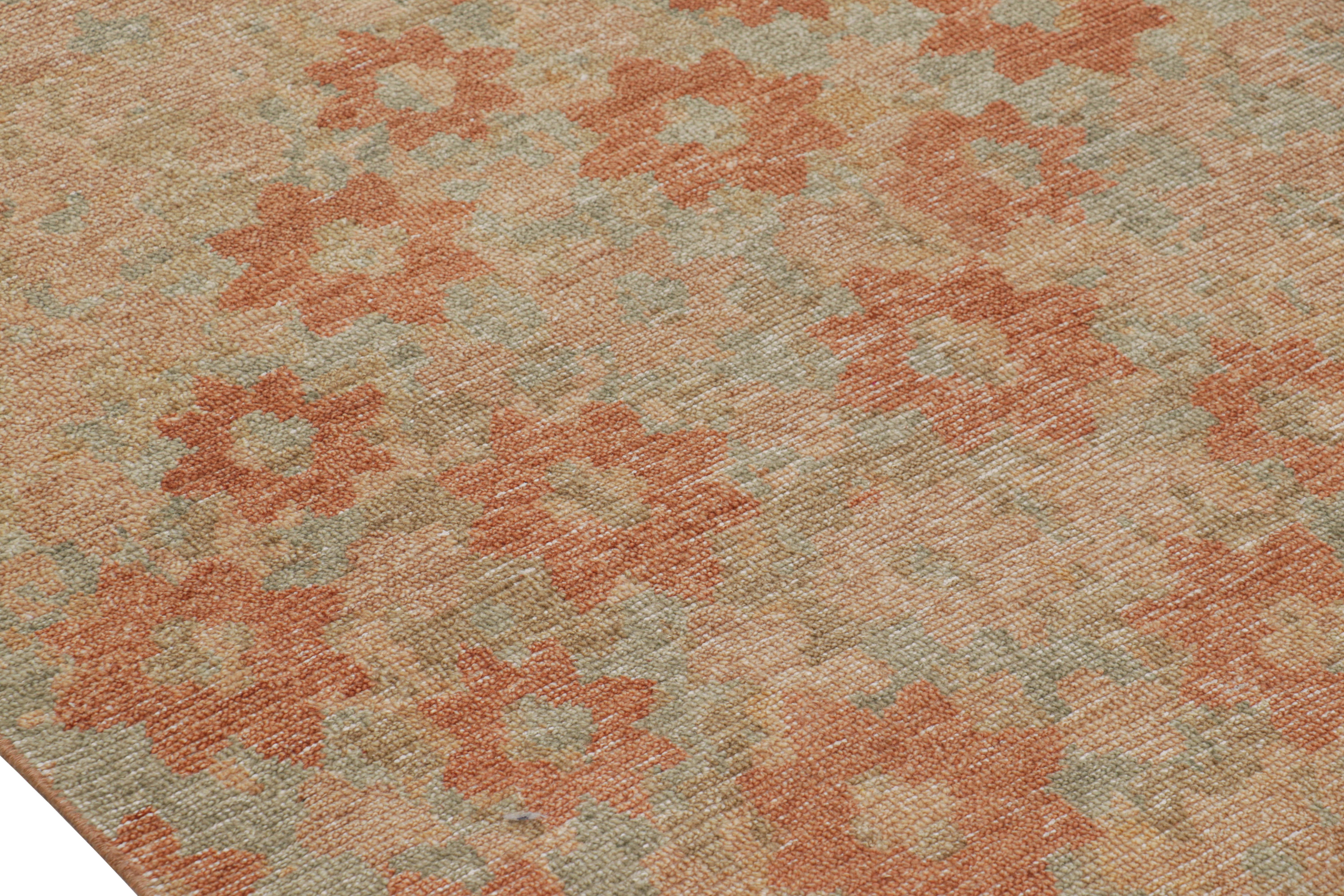 Rug & Kilim's Moderner abstrakter Kunstteppich in Beige-Braun mit Blumenmustern (Indisch) im Angebot