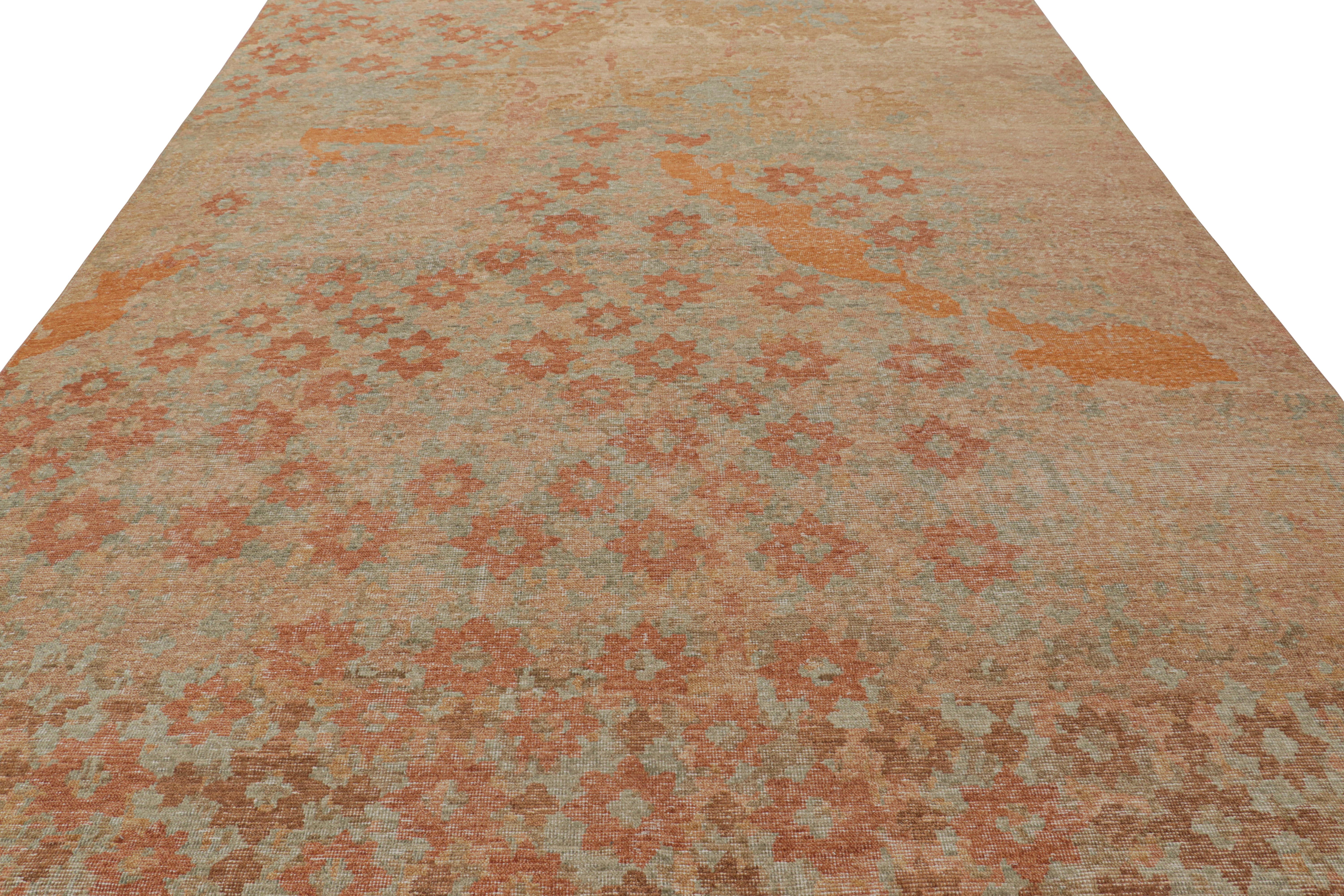 Rug & Kilim's Moderner abstrakter Kunstteppich in Beige-Braun mit Blumenmustern (Handgeknüpft) im Angebot