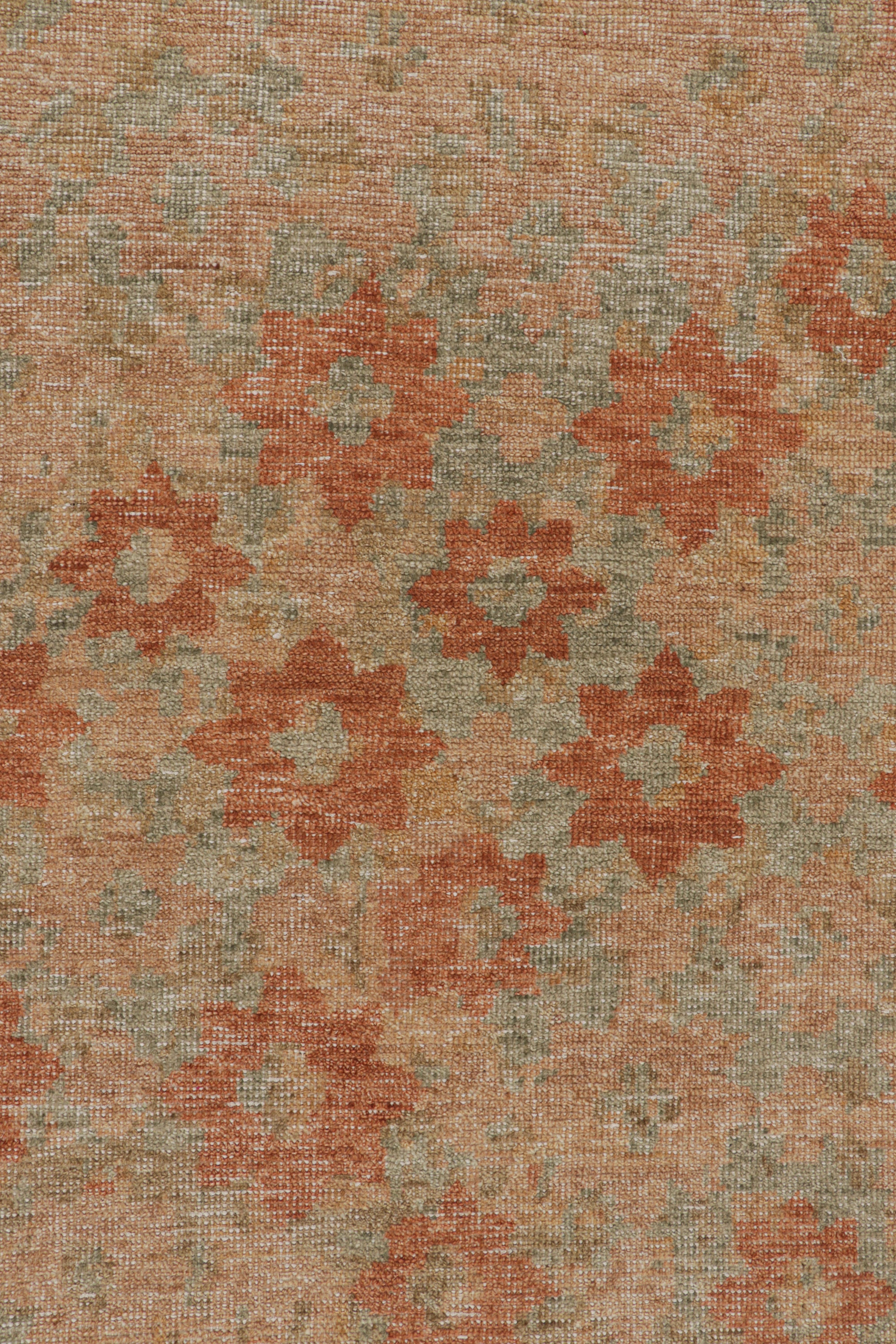 Rug & Kilim's Moderner abstrakter Kunstteppich in Beige-Braun mit Blumenmustern (21. Jahrhundert und zeitgenössisch) im Angebot